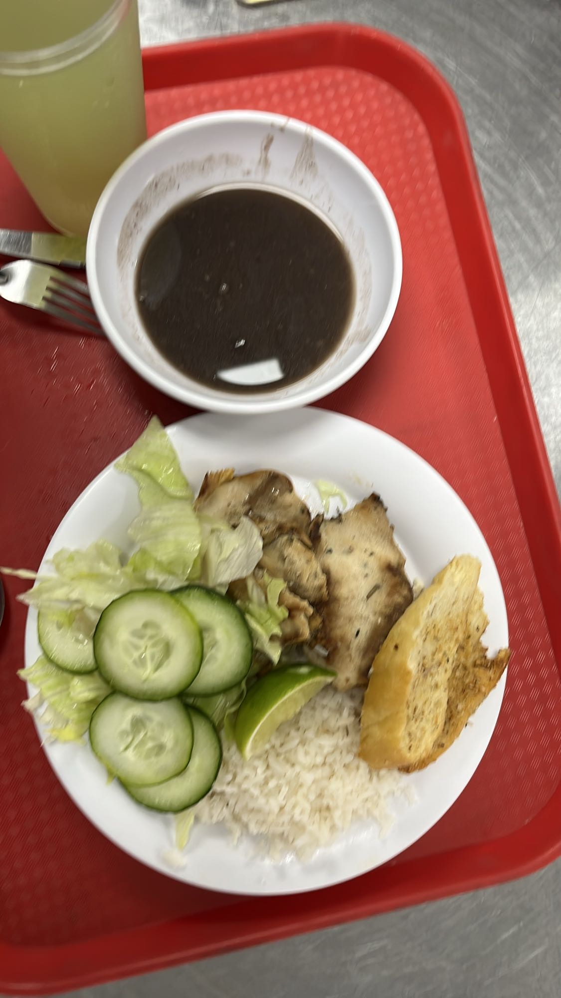 pollo con arroz y ensalada