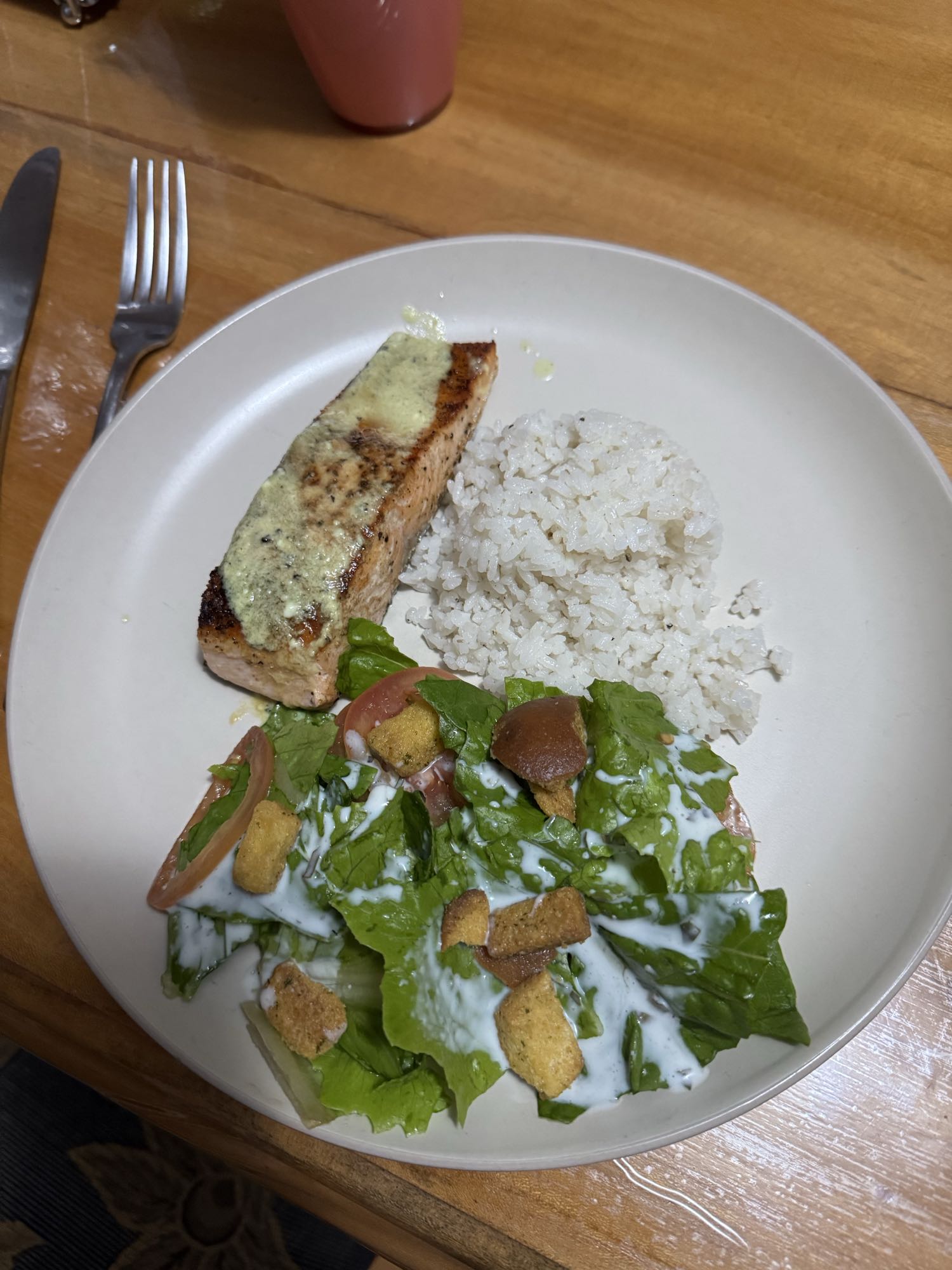 Salmón con arroz con coco y ensalada con aderezo de yogurt
