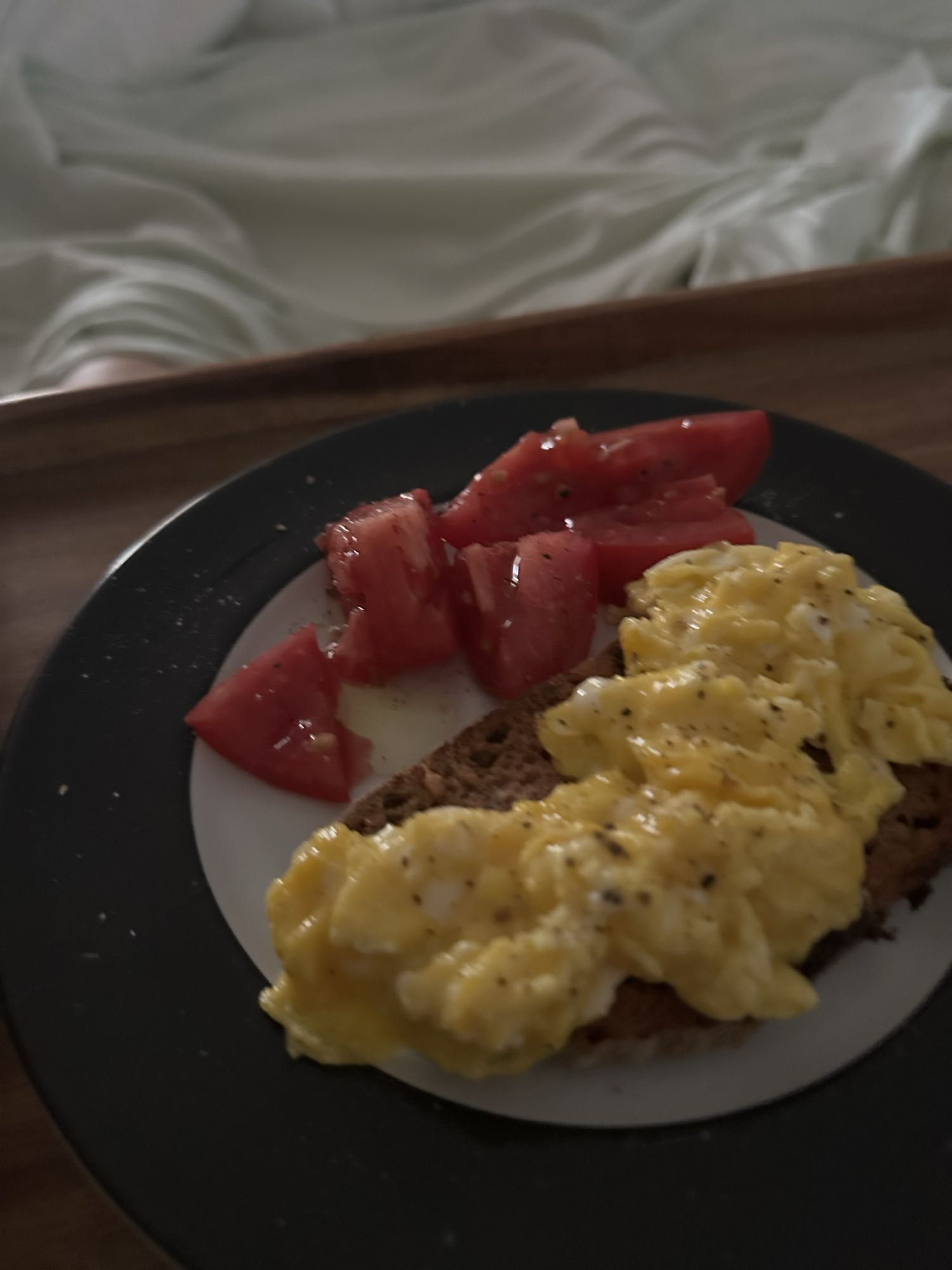 Tostada con huevo y tomate