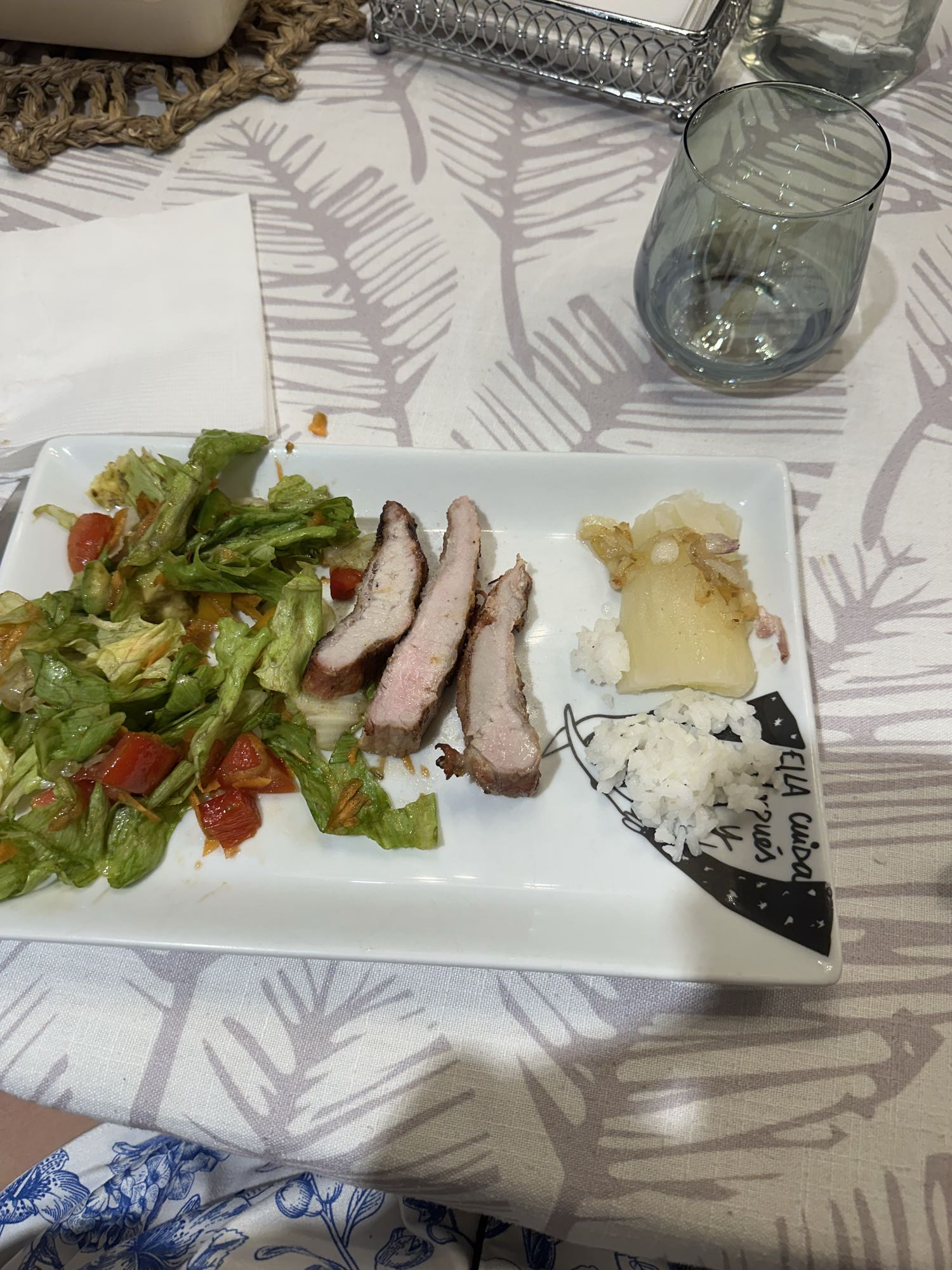 Cerdo con ensalada y arroz