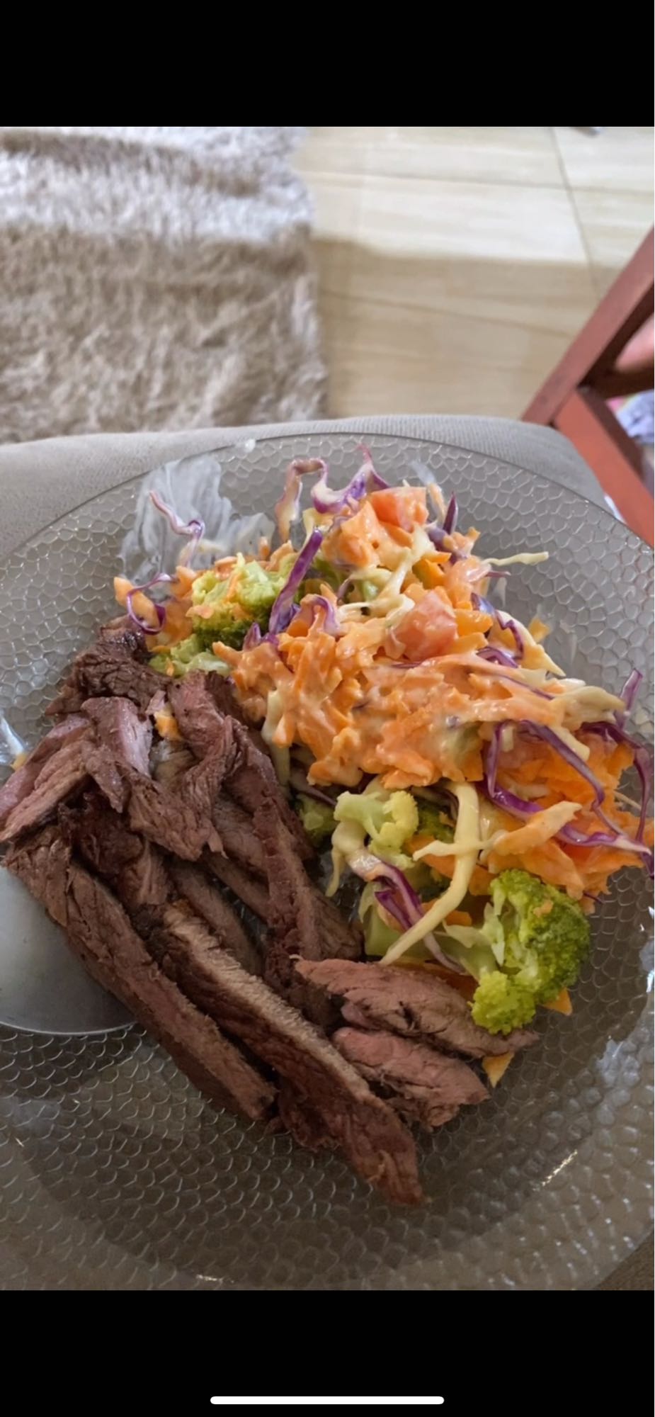 Carne com salada cremosa