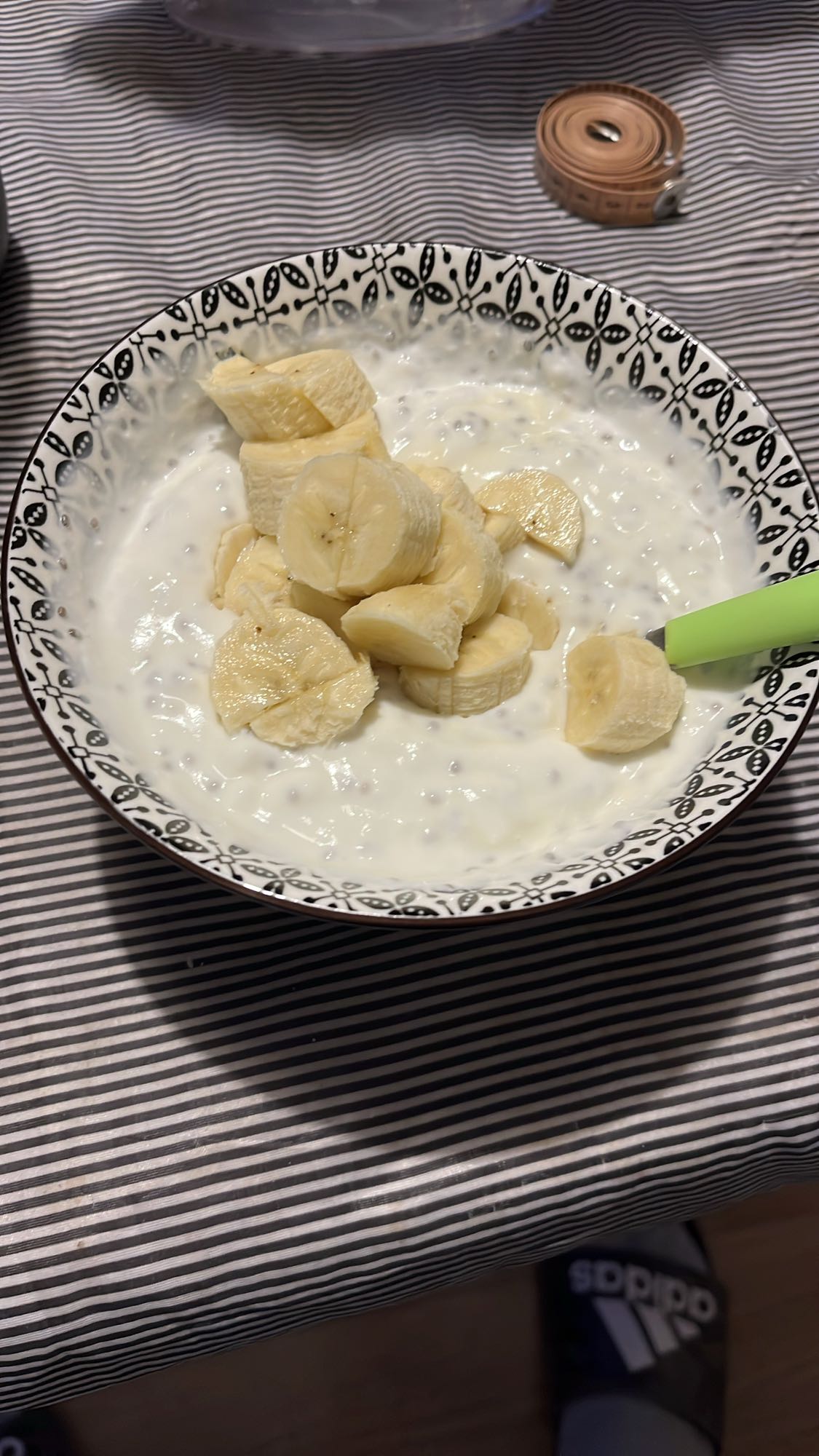 Кисело мляко с банан