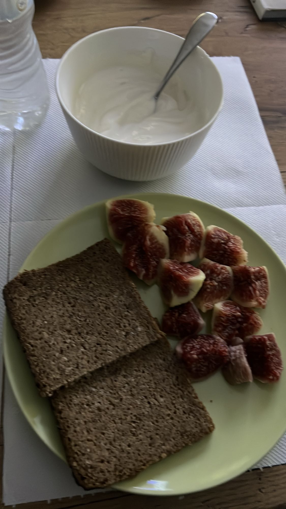 Γιαούρτι με σύκα και ψωμί