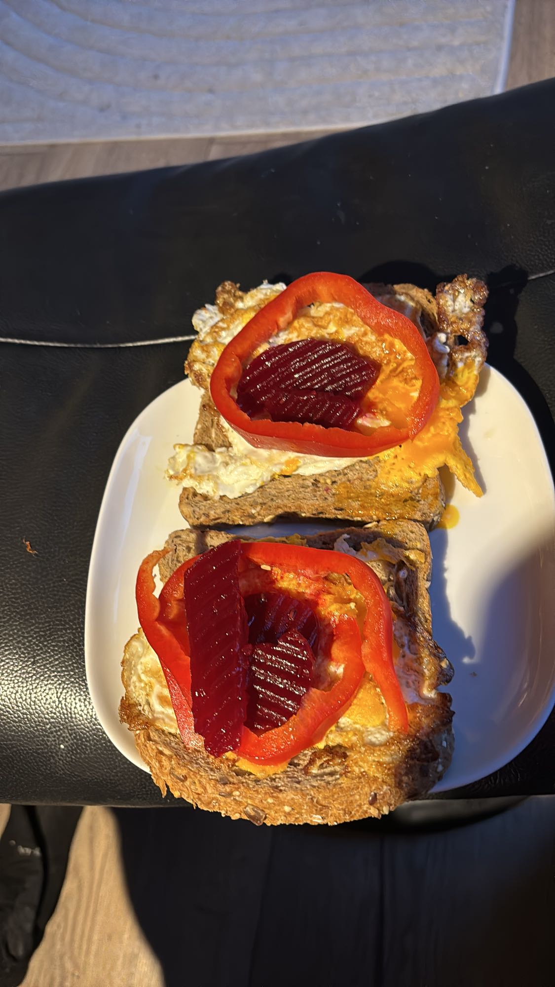 Grovbrød med egg, rødbeter og paprika