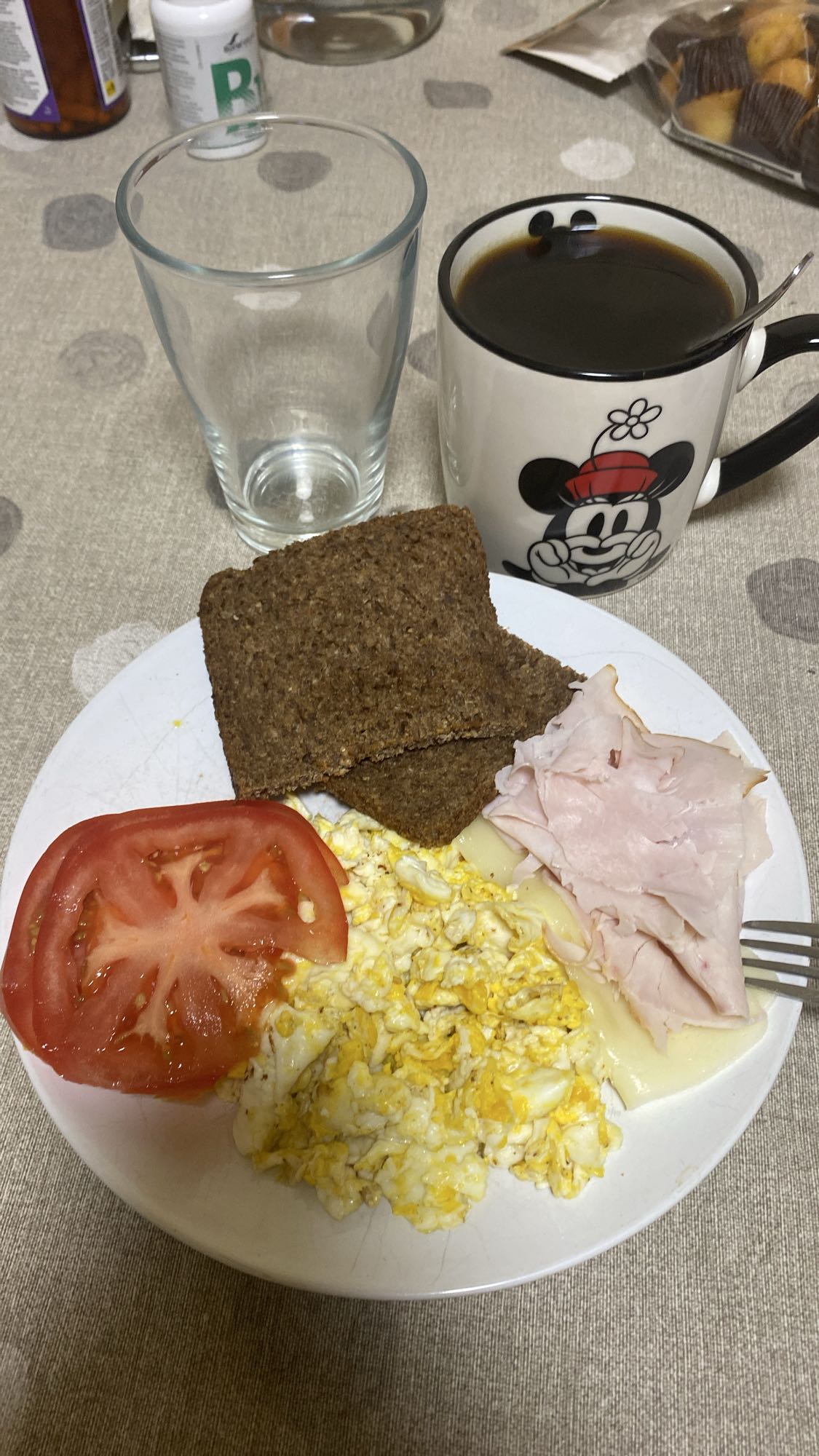 Desayuno con huevo y pan