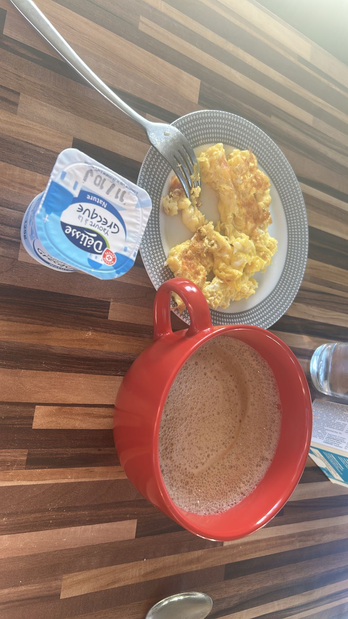 Petit-déjeuner œufs et yaourt
