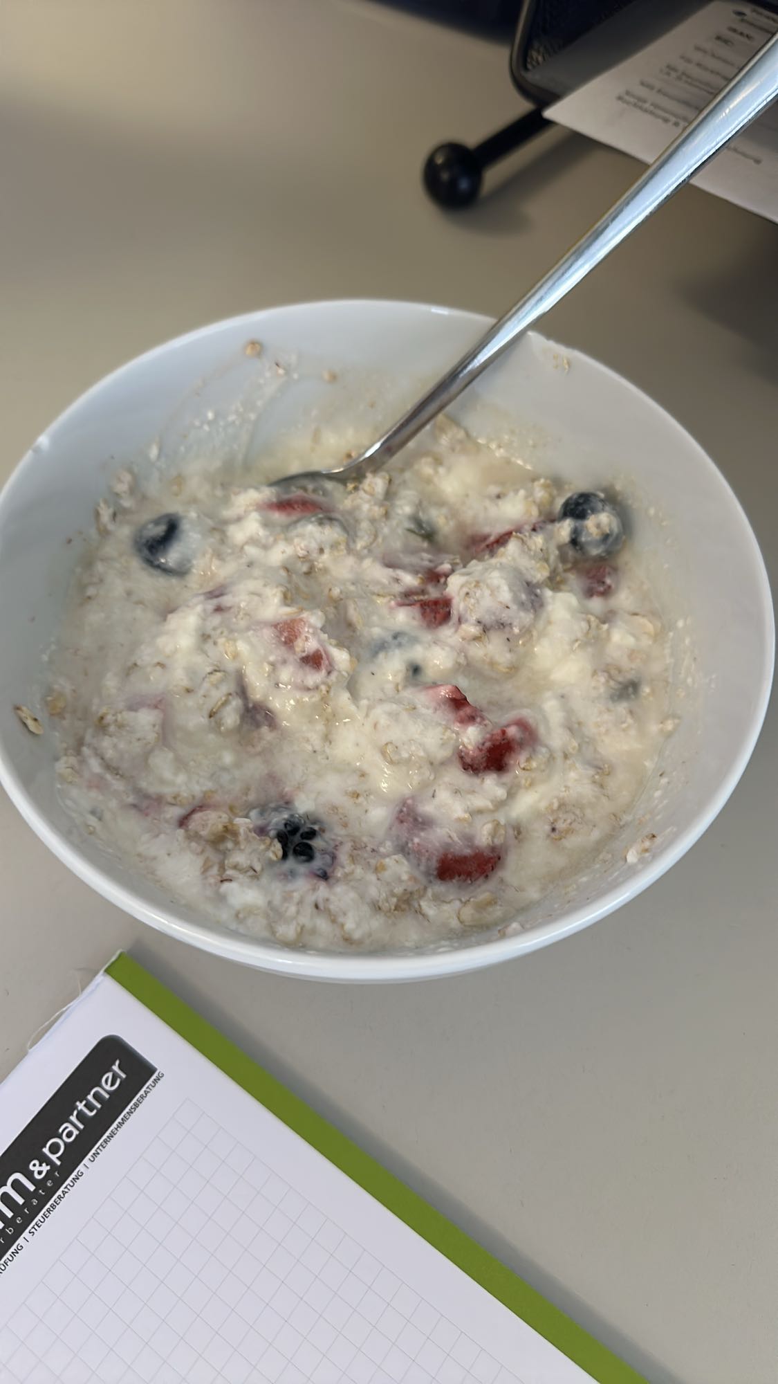 Müsli mit Joghurt und Beeren