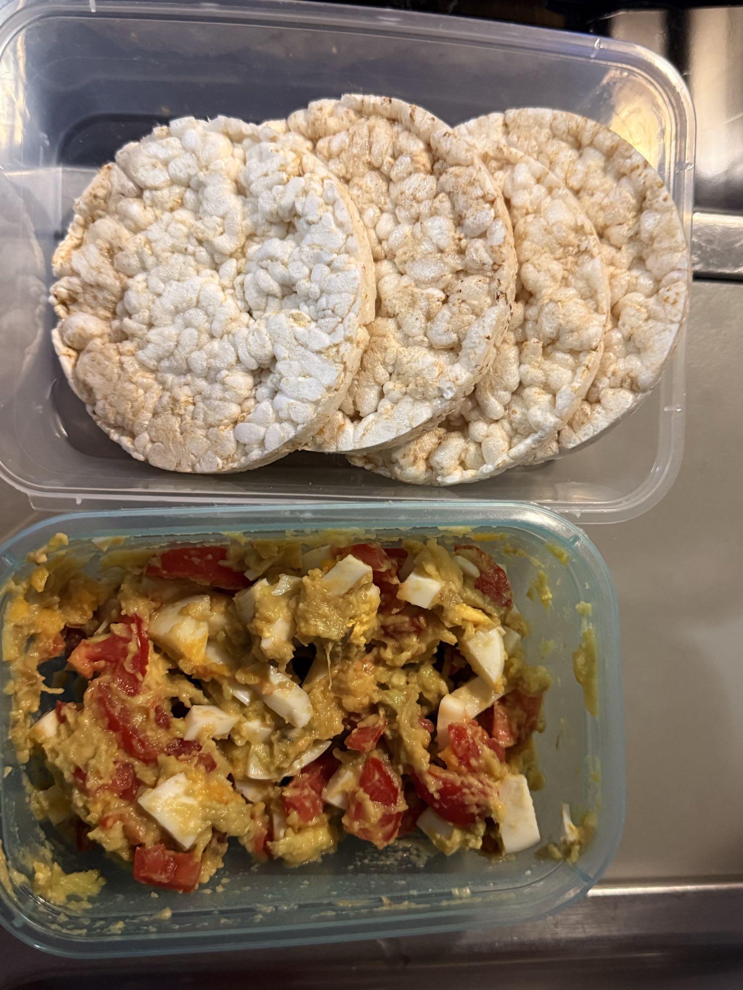 Orez expandat cu salată