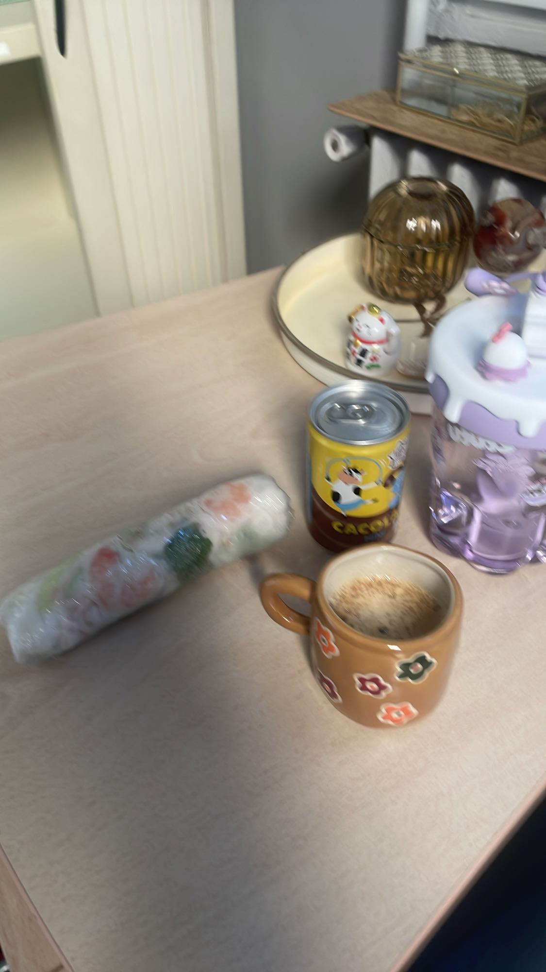 Petit-déjeuner rouleau et cacao