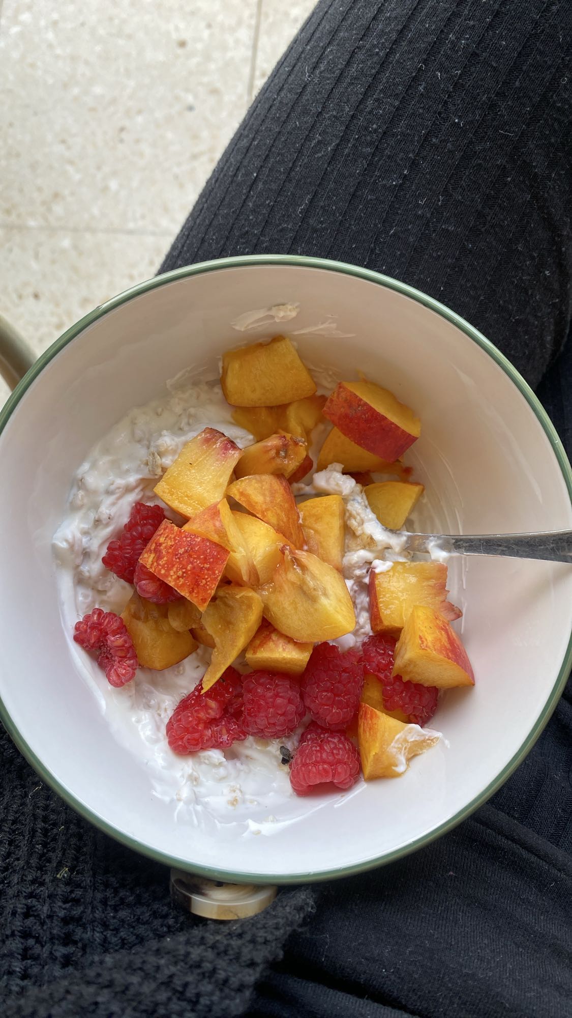 Mic dejun cu iaurt, piersici și zmeură