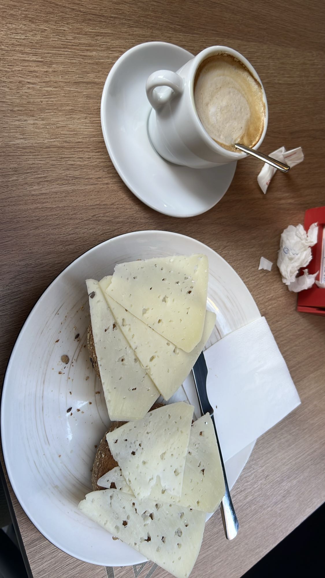 Pan con queso y café