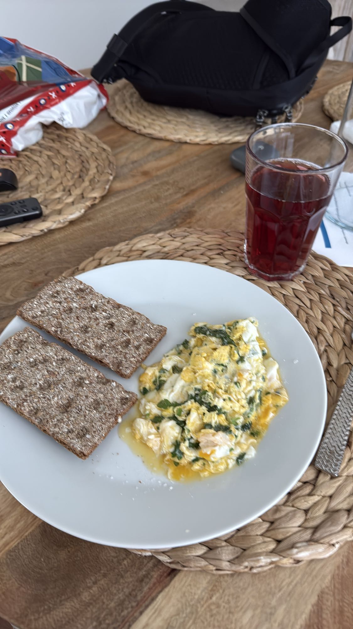 Jajecznica z chlebem chrupkim