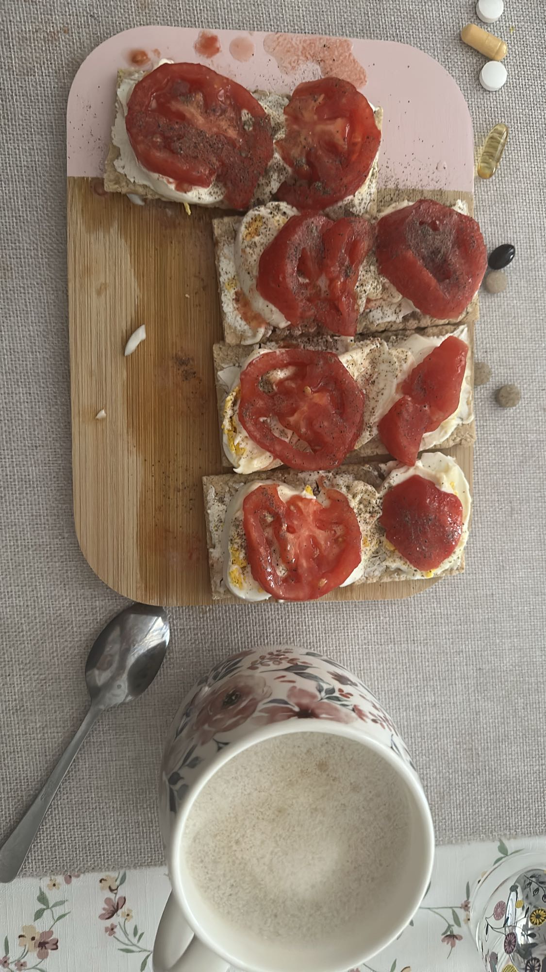 Kanapki z jajkiem i pomidorem