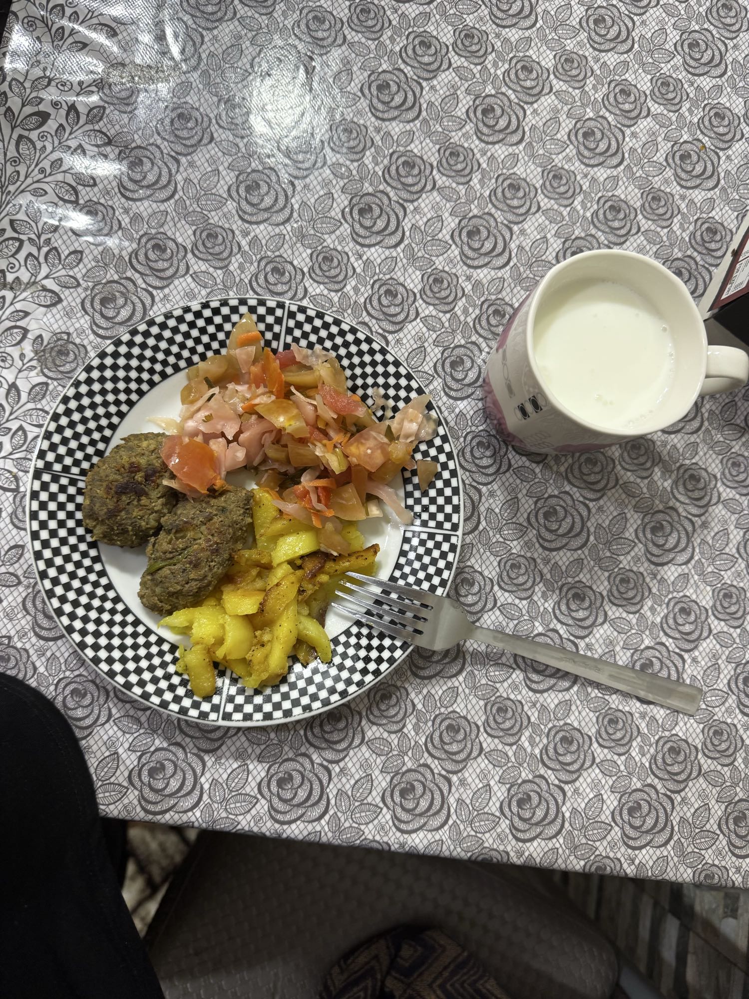 Kotlet, kartof, salat, ayran