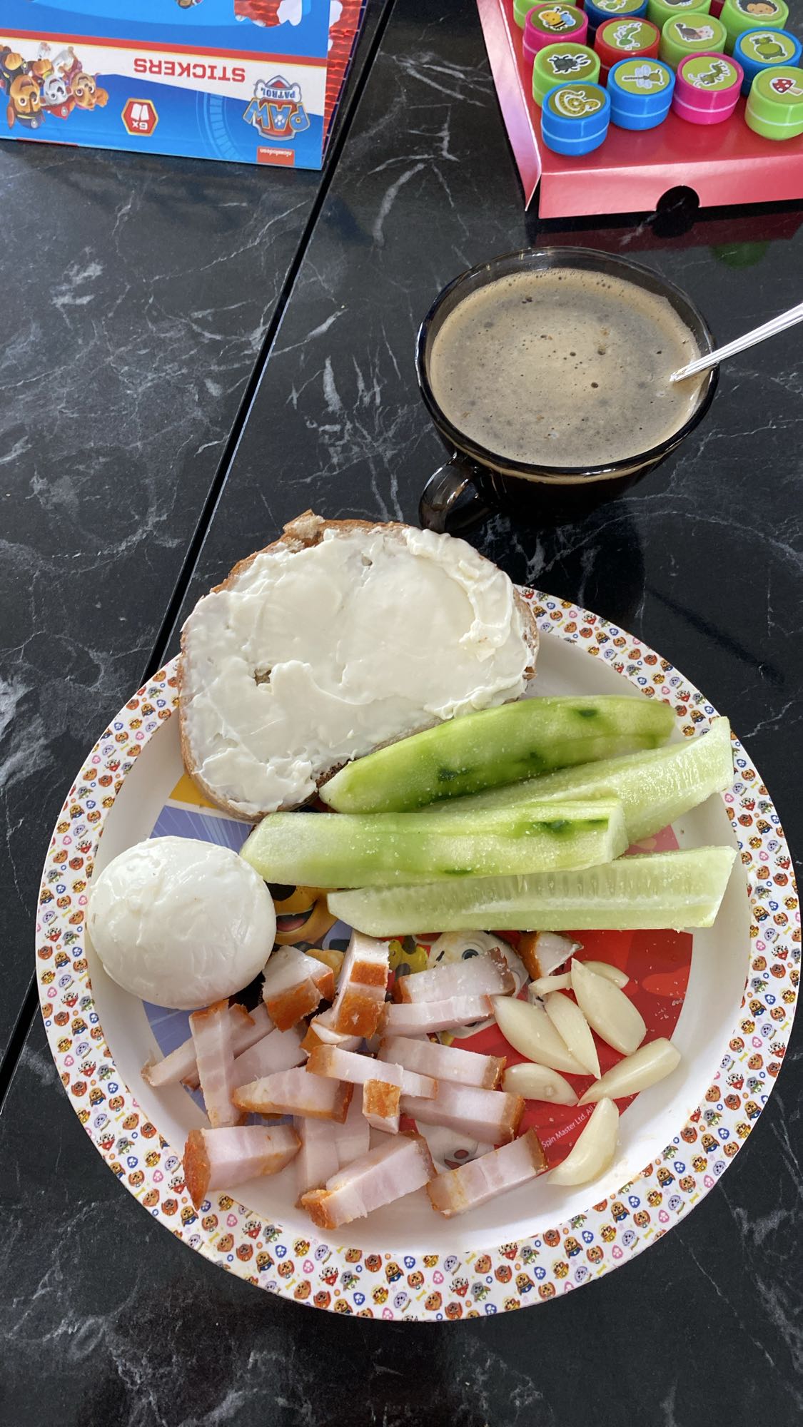 Mic dejun cu ou, castravete, șuncă