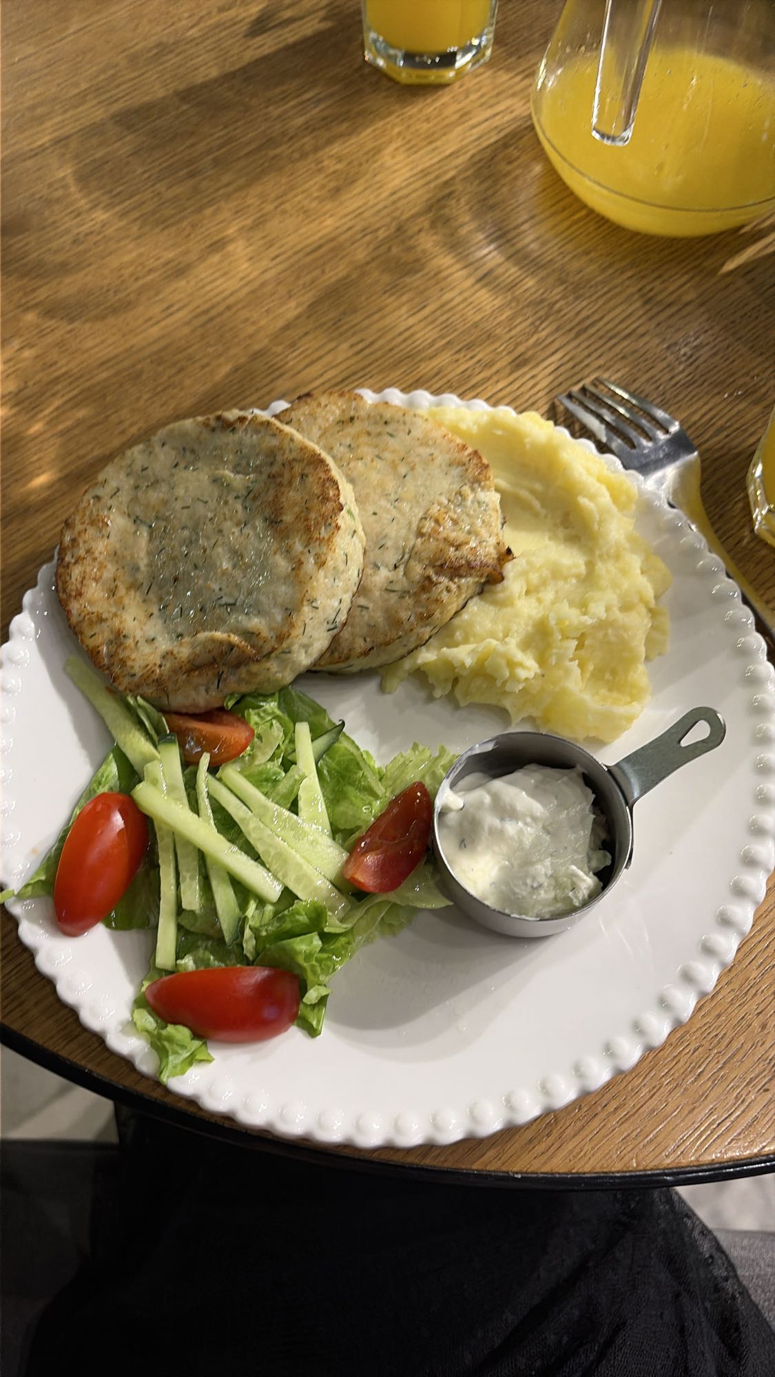 Котлеты с пюре и салатом