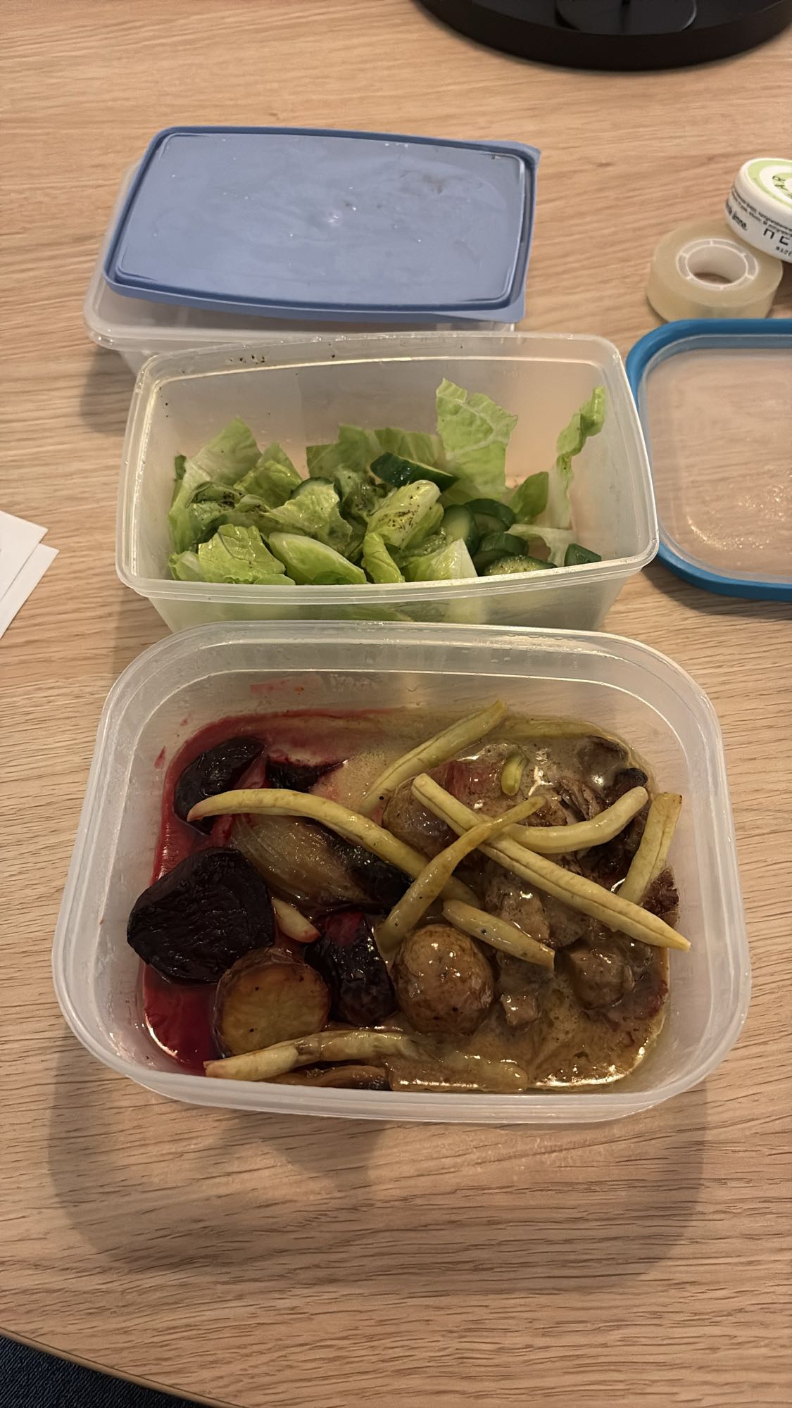 Köttgryta med sallad