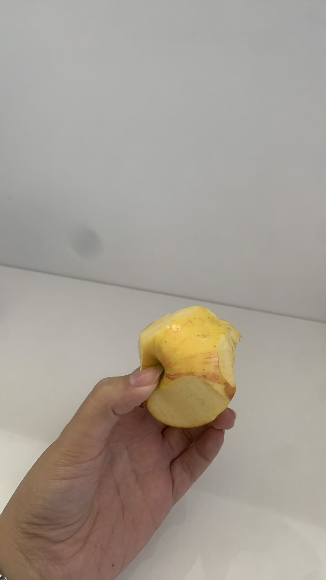 تفاحة مقضومة