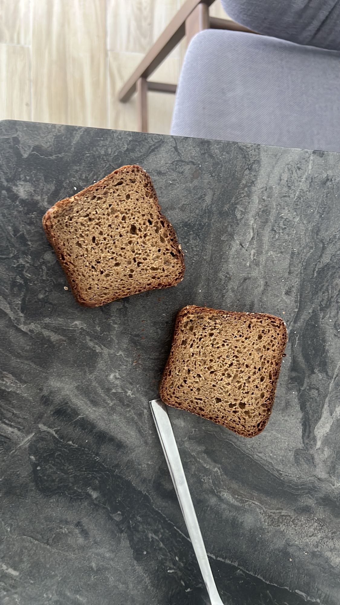 սև հաց կտորներ