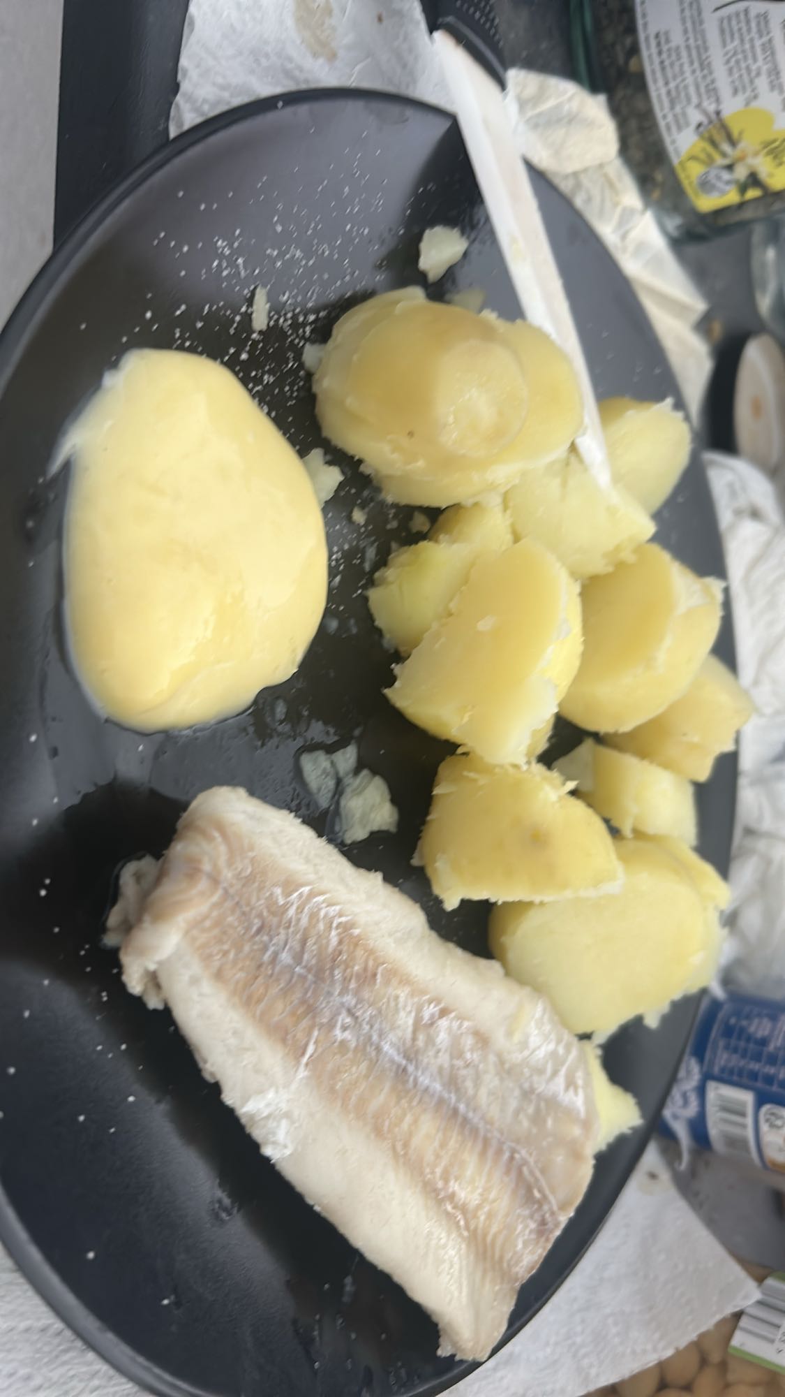 Pommes de terre avec poisson blanc et mayonnaise maison