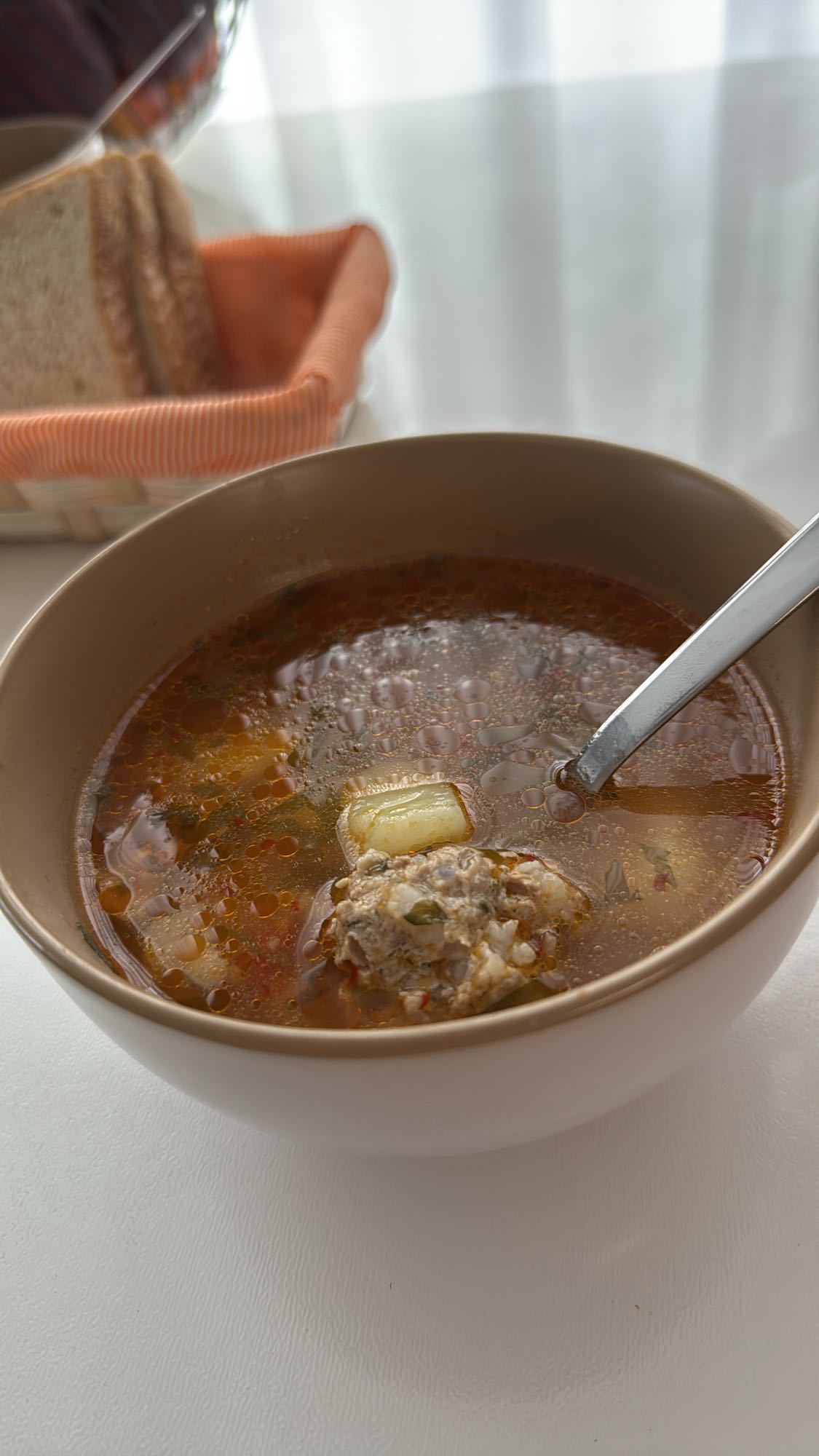 Ciorbă cu perișoare și pâine