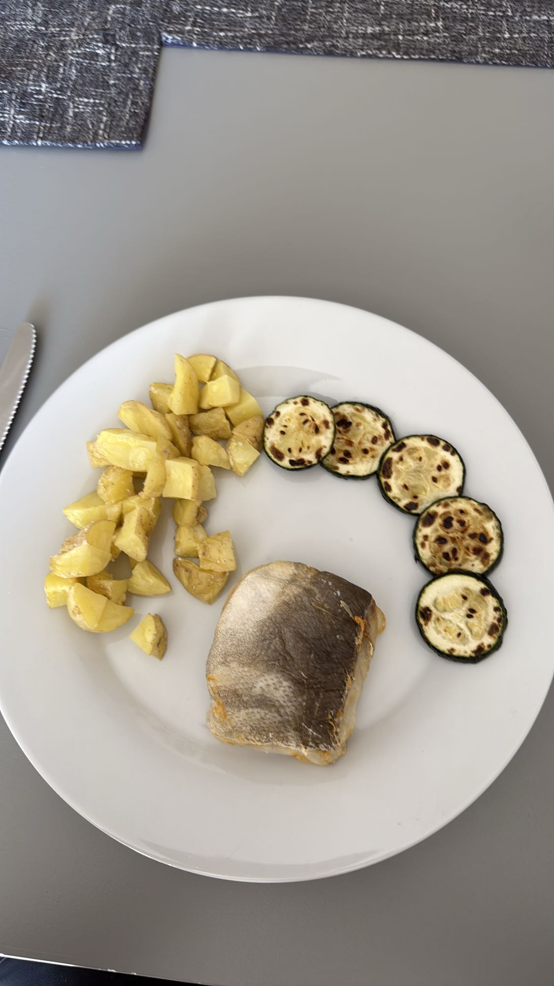 Pește cu cartofi și dovlecel