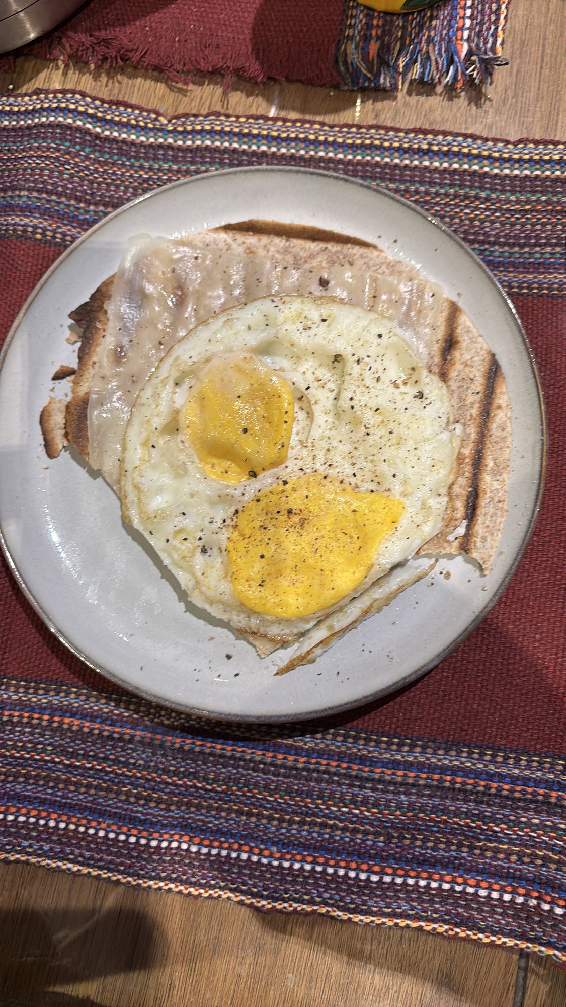 Huevos con pan y jamón