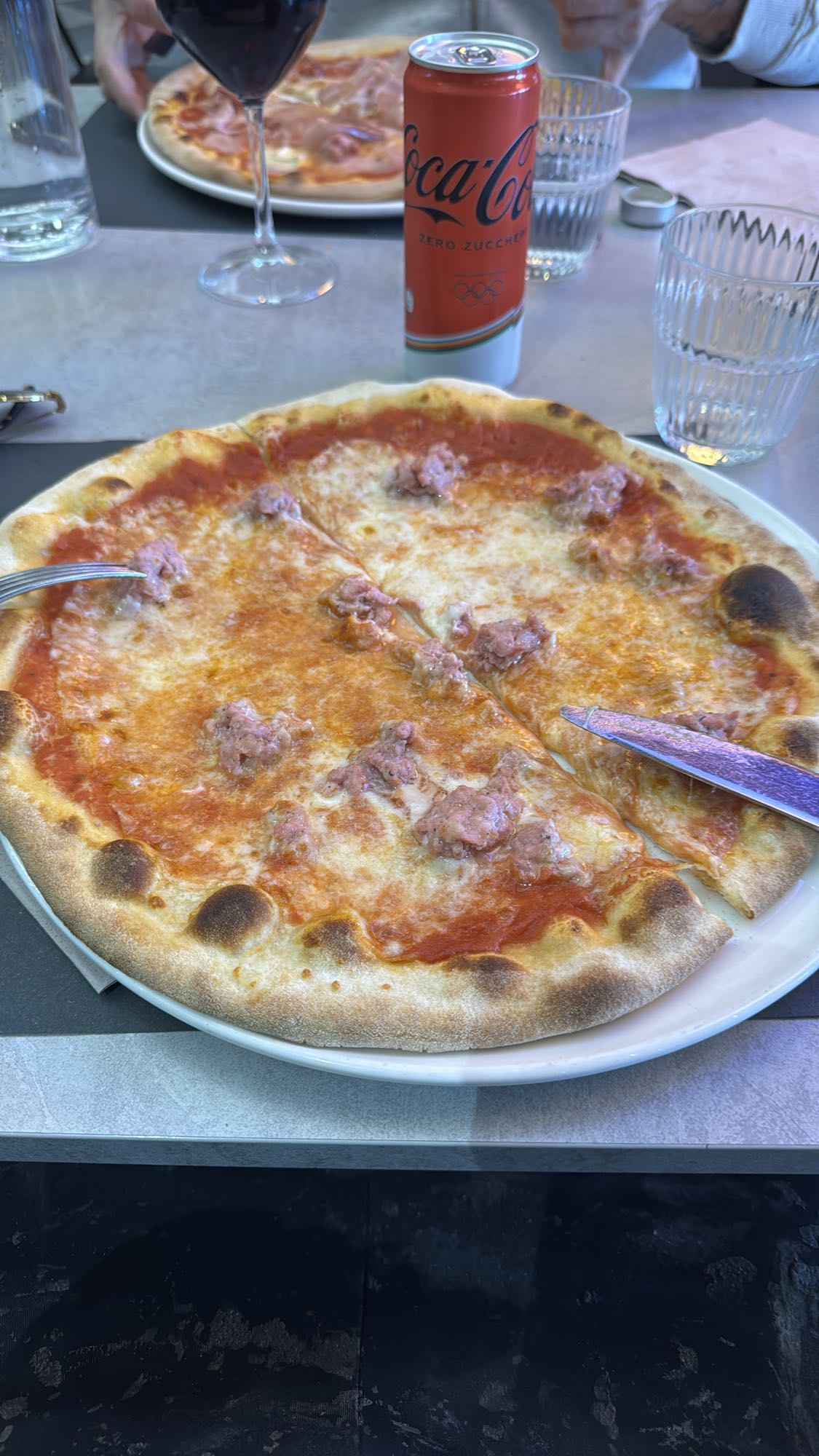 Pizza salsiccia e mozzarella