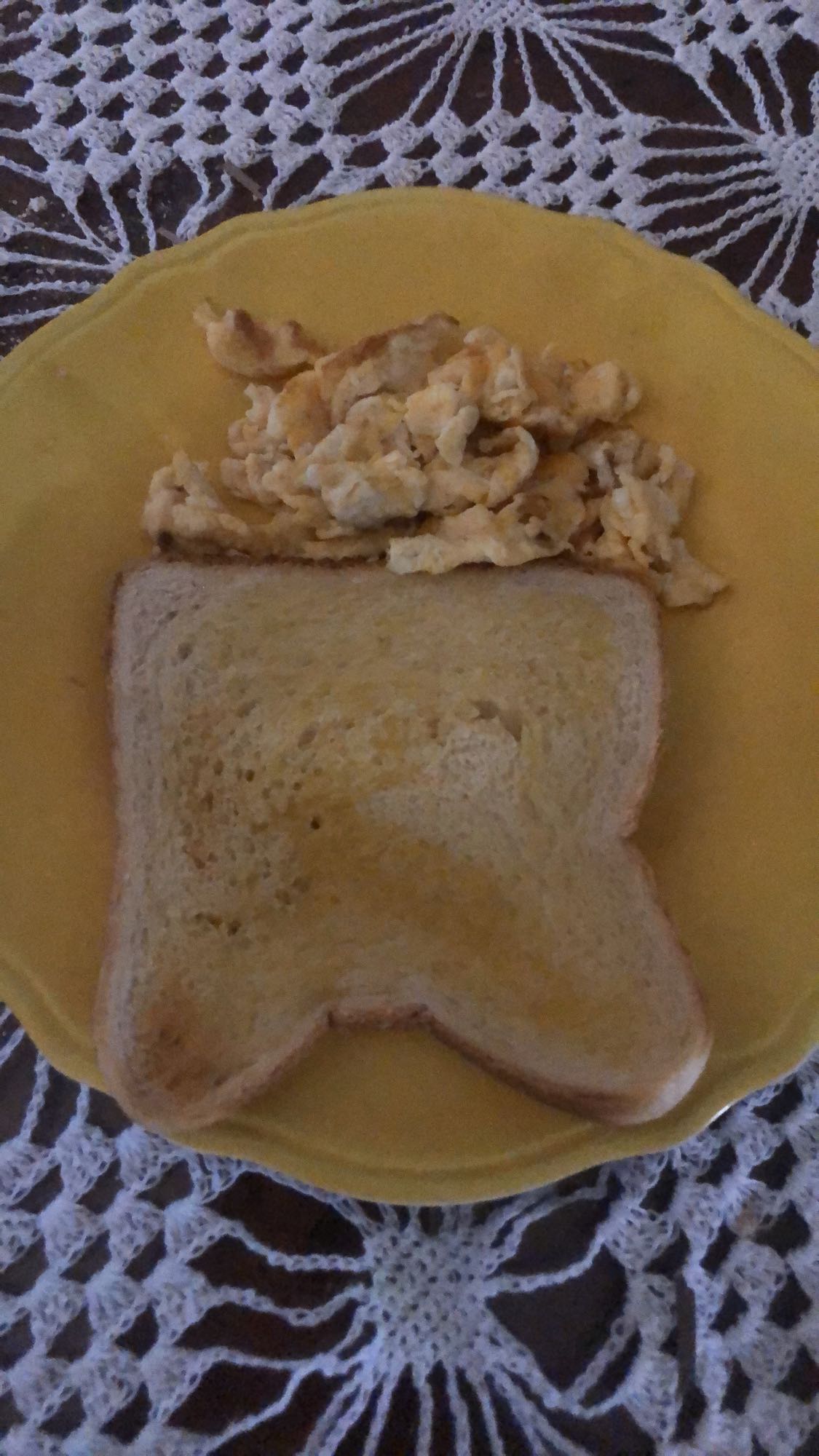 Pan y huevos revueltos