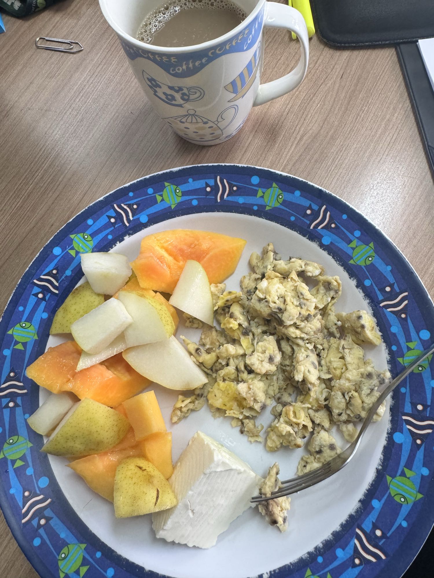 Café com frutas e ovos