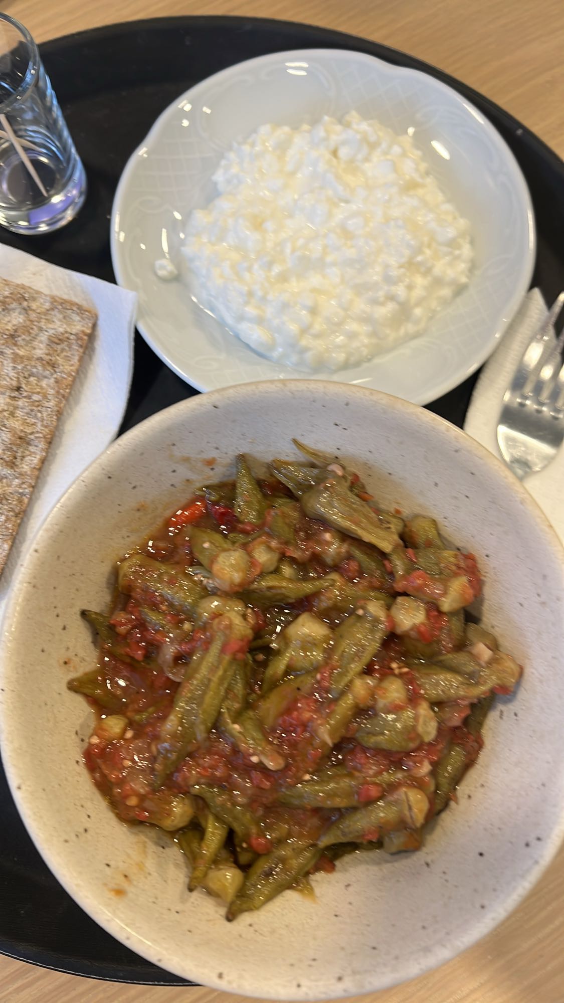 μπάμιες με τυρί κότατζ