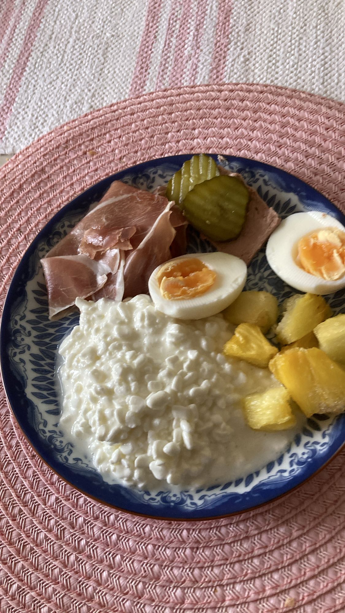 Tallrik med keso och tillbehör