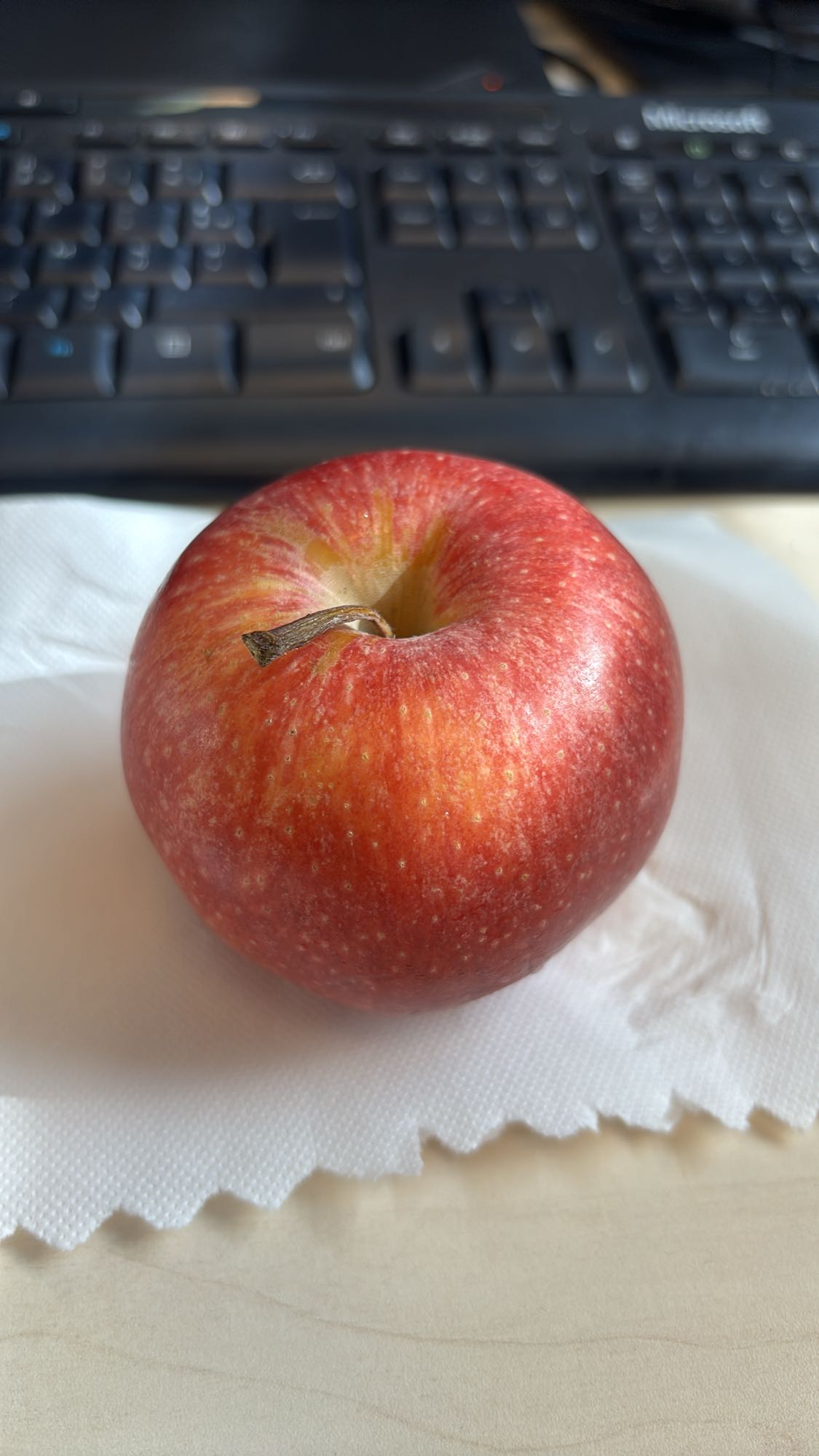 Pomme rouge entière