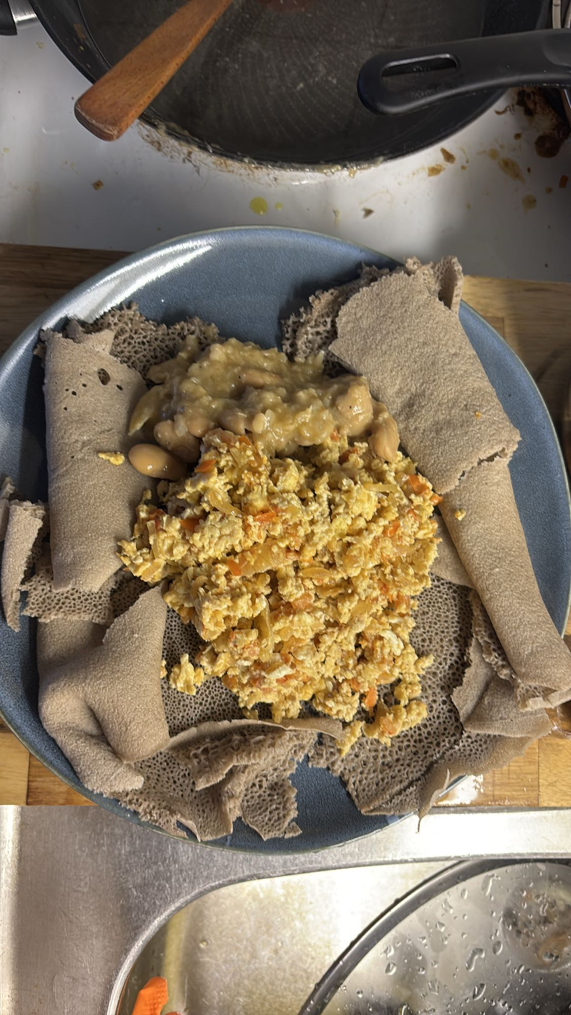 Injera med äggröra & bönor