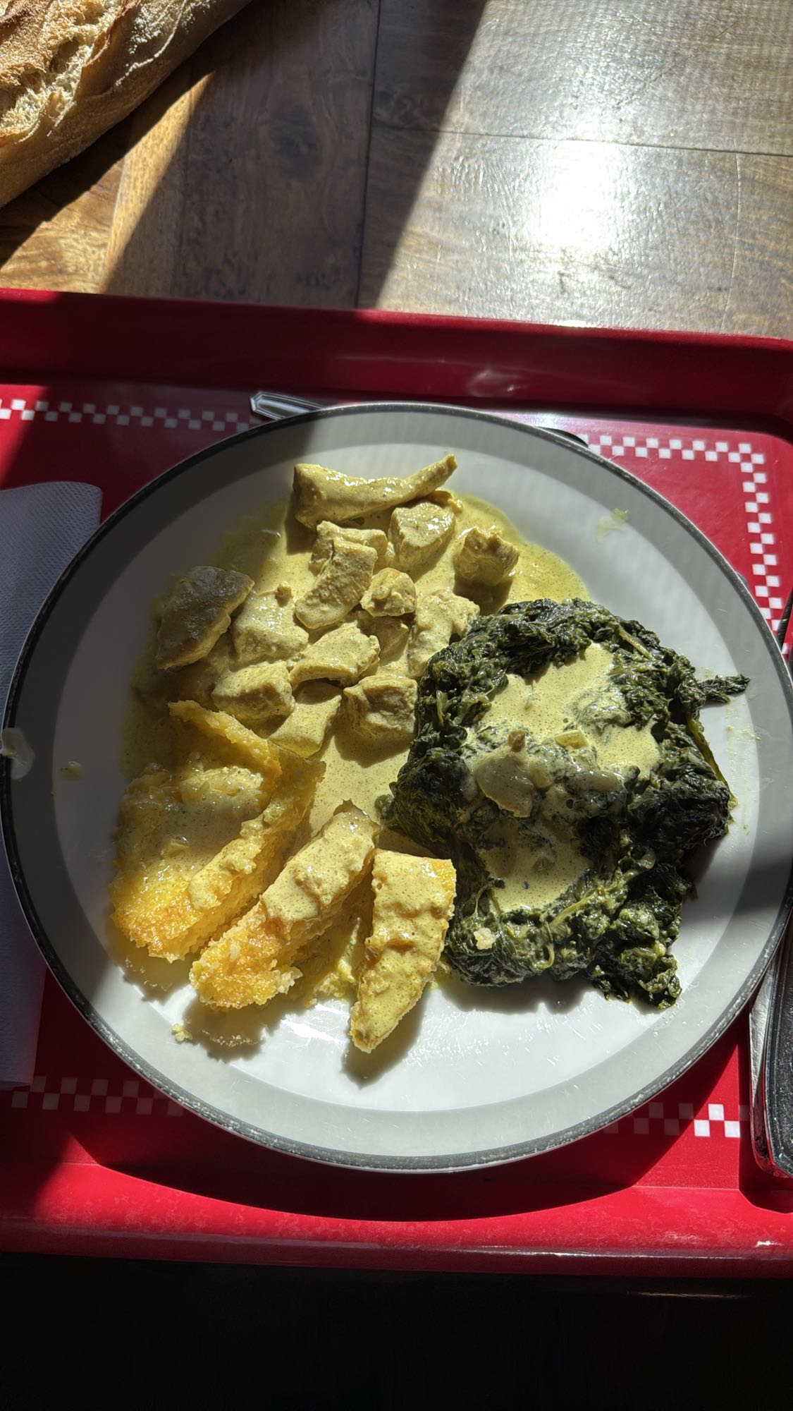 Poulet sauce, épinards, polenta