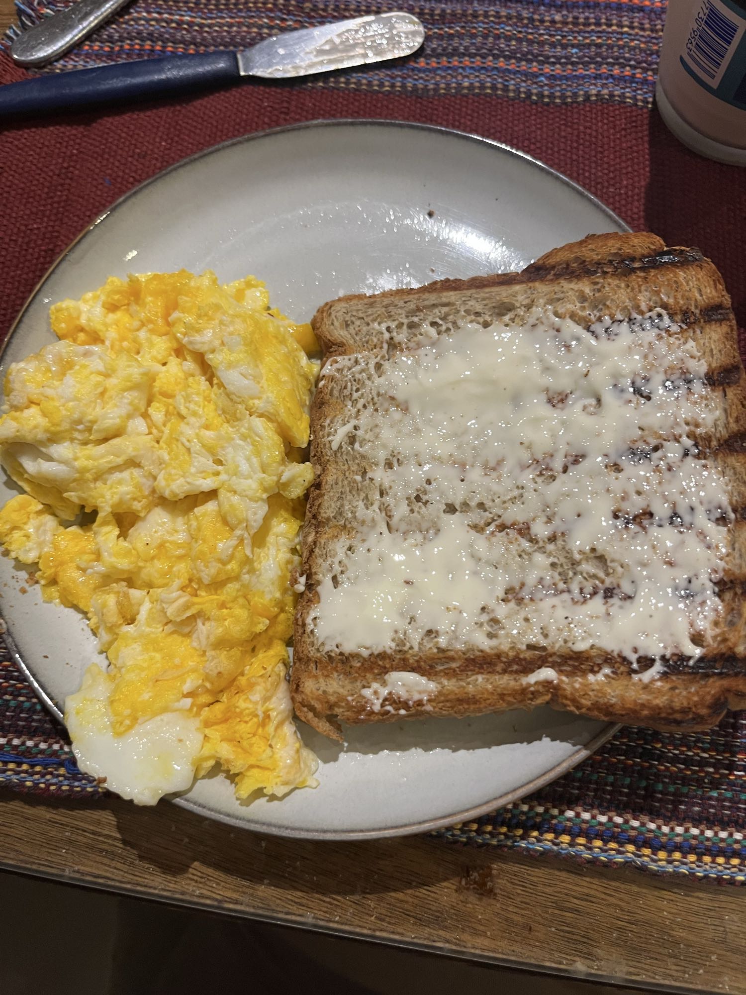 Huevos revueltos y pan con mantequilla