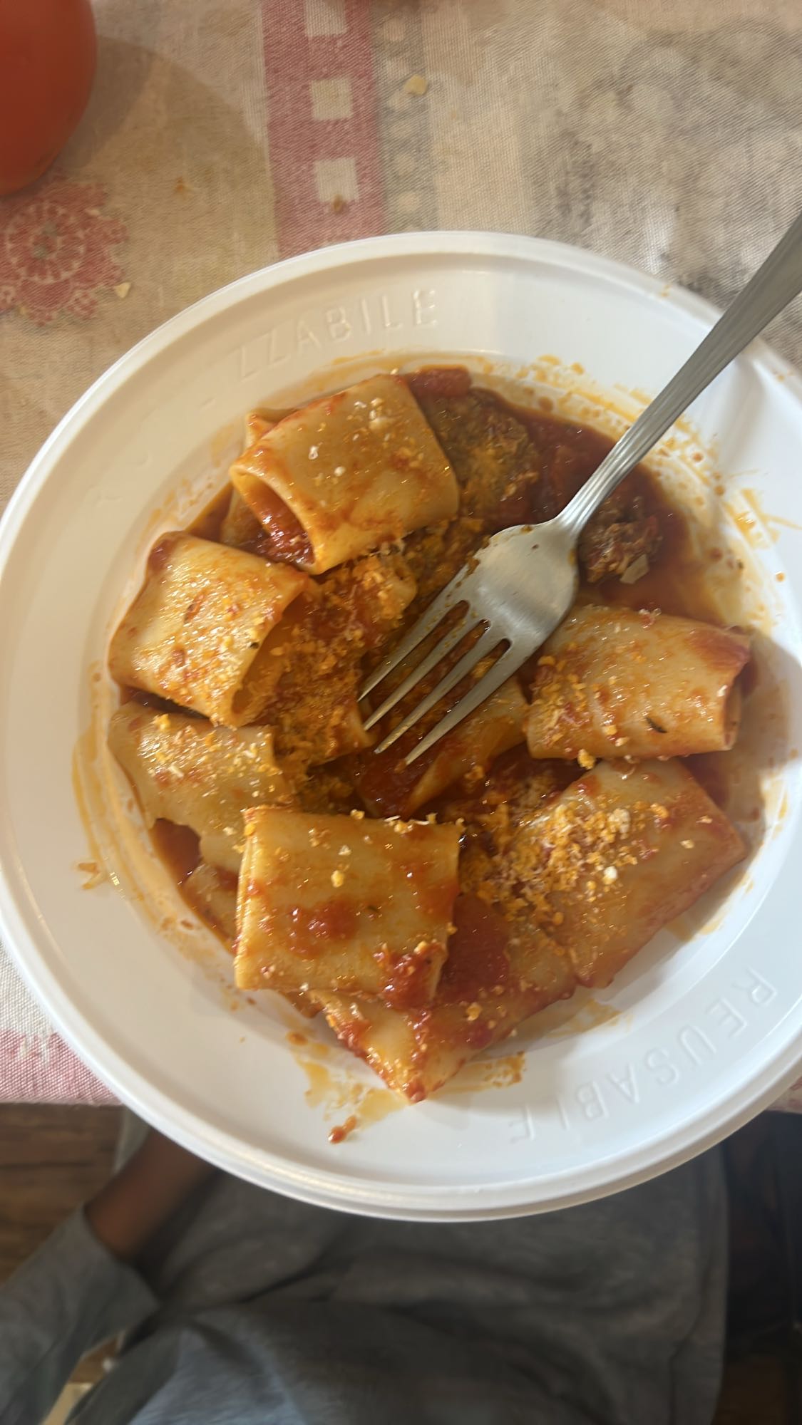 Paccheri con sugo e formaggio