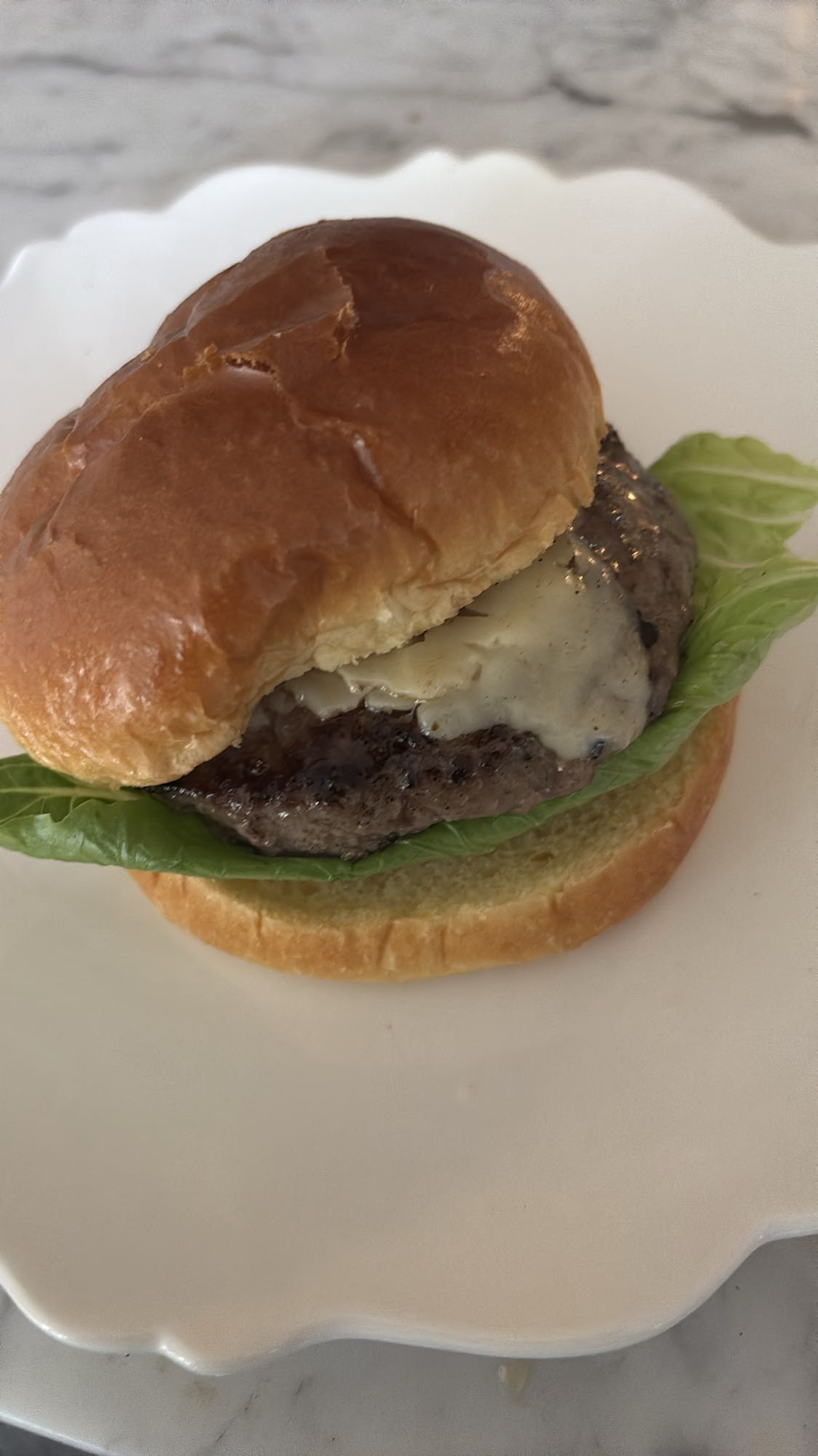 ostburgare med sallad