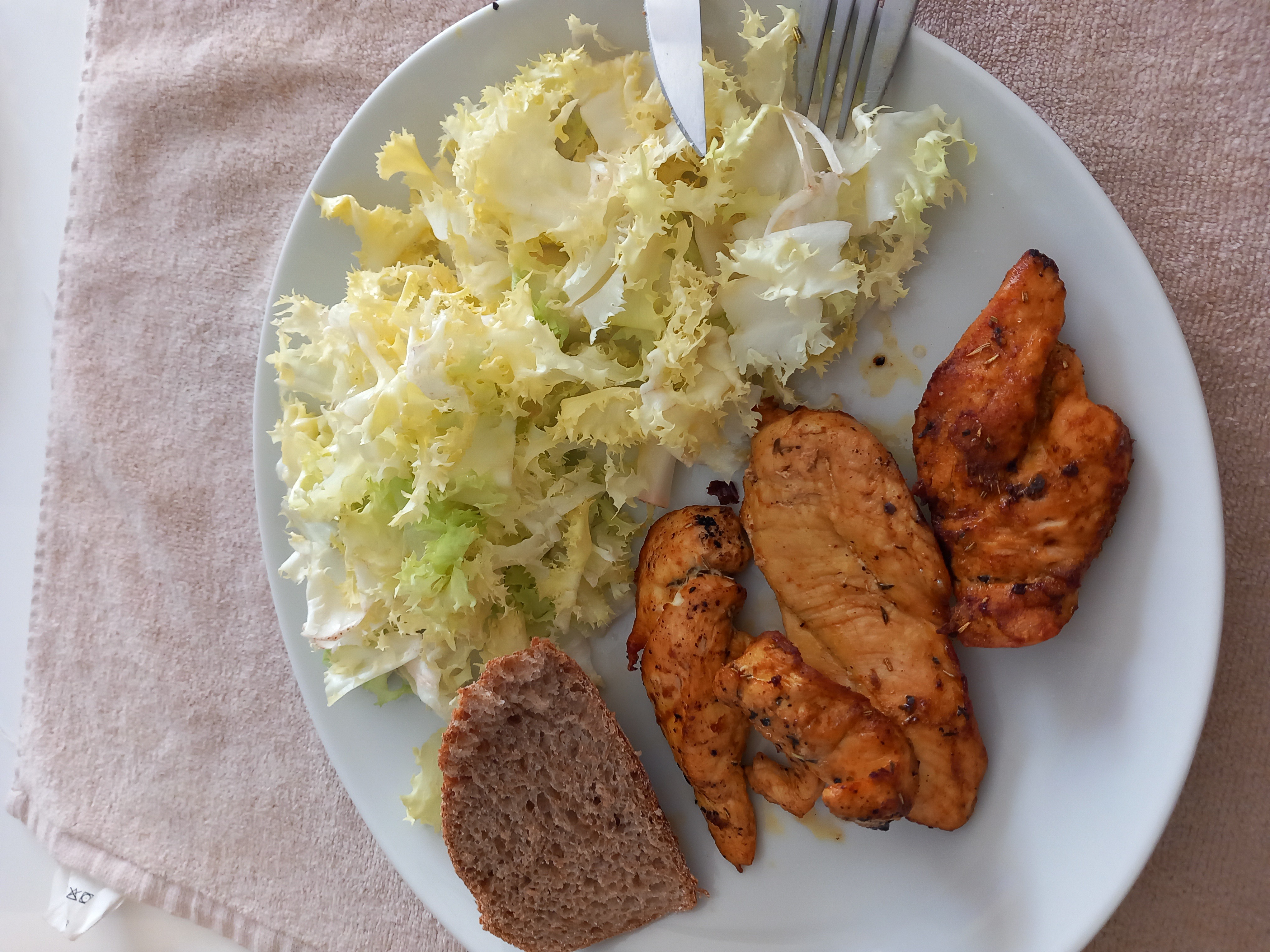Poulet, salade et pain