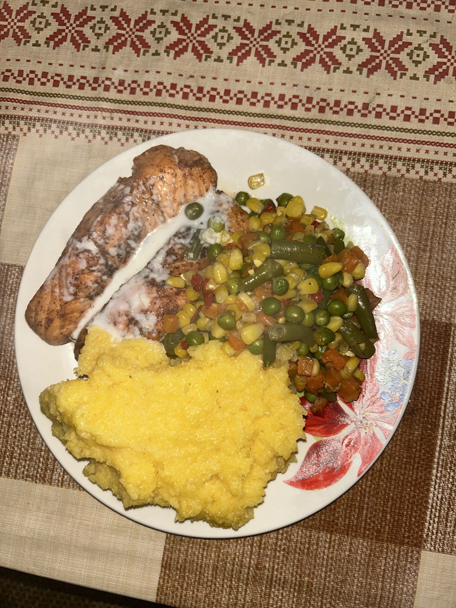 Somon la cuptor cu legume înăbușite și mămăliguță