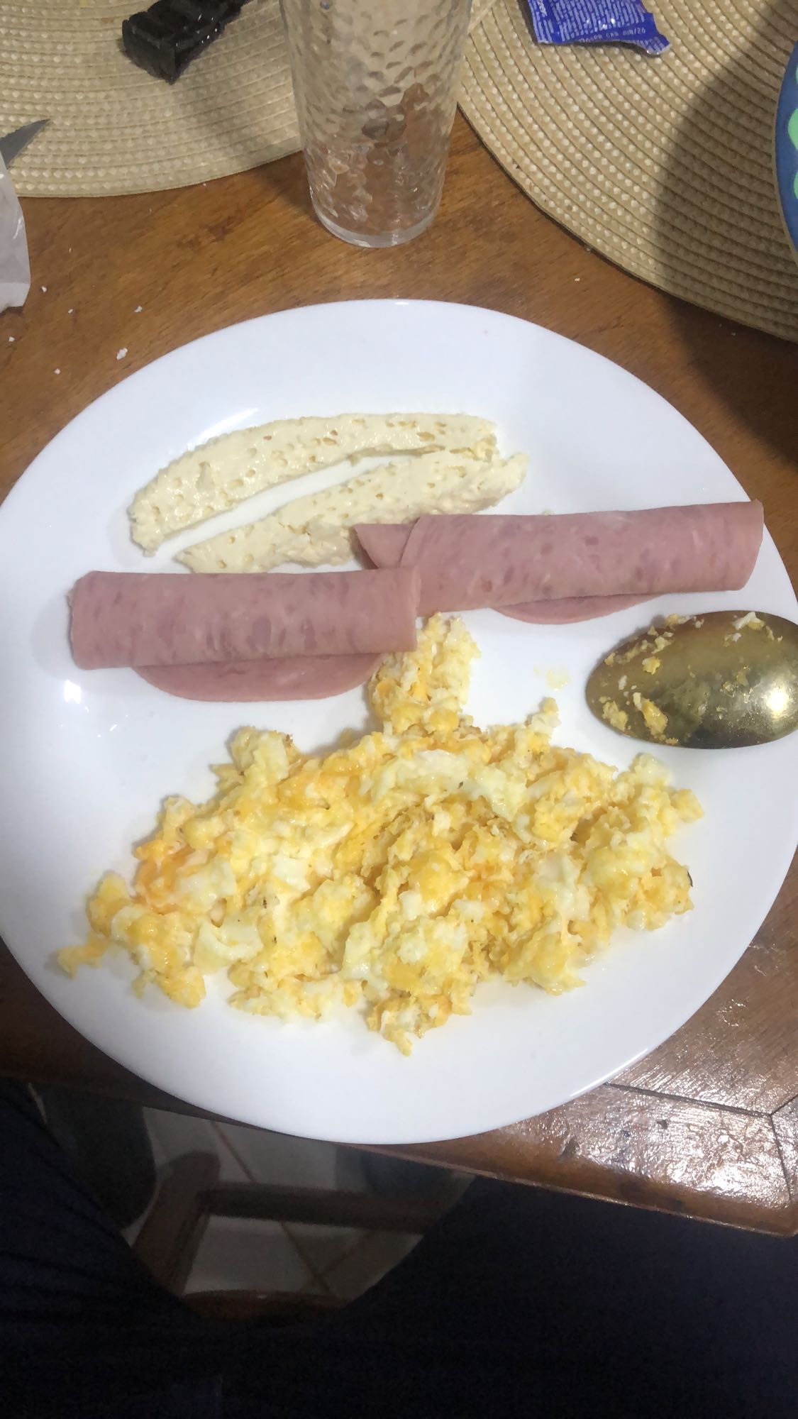 Desayuno de huevo y jamón