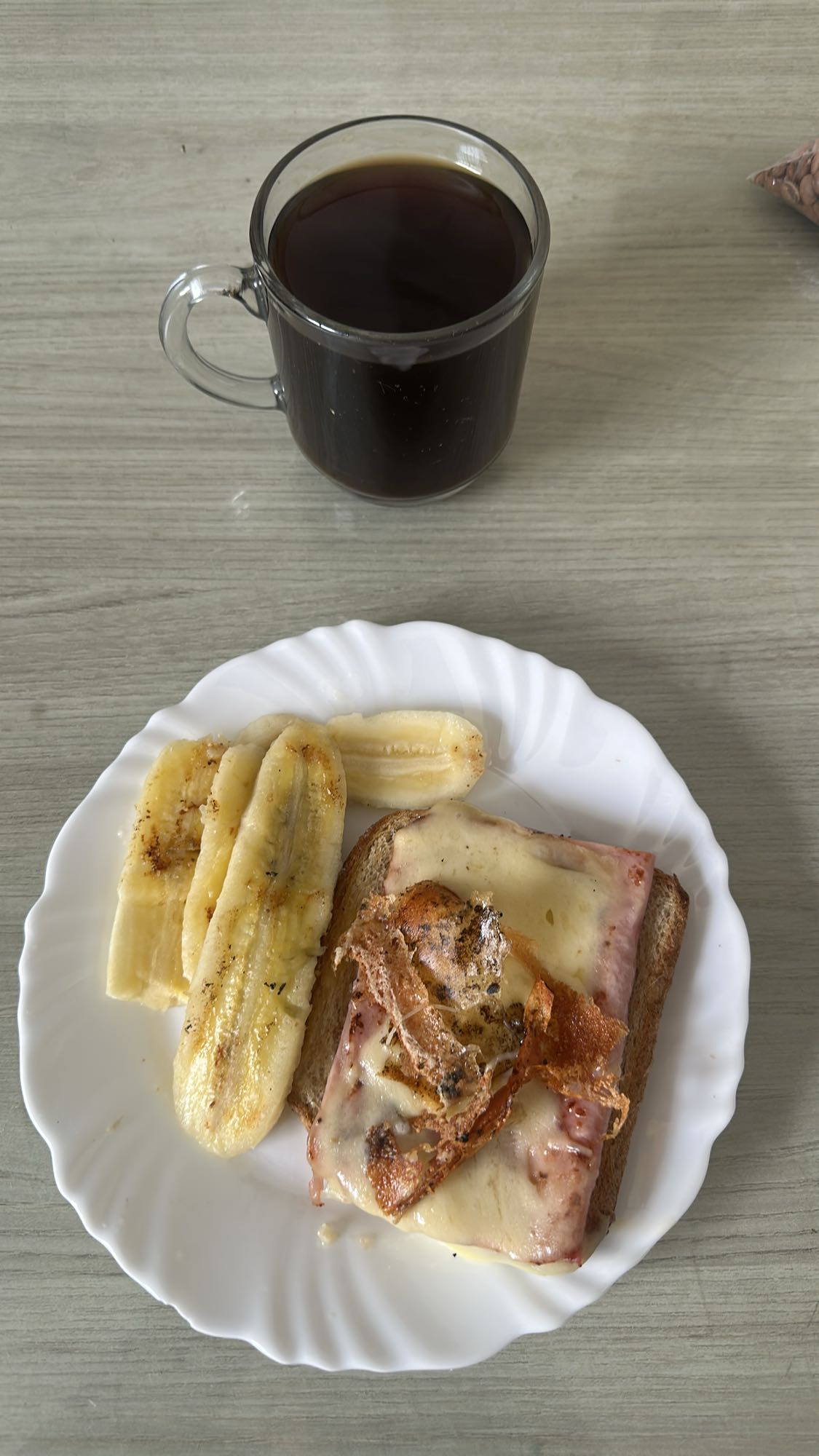 Café, banana e torrada mista