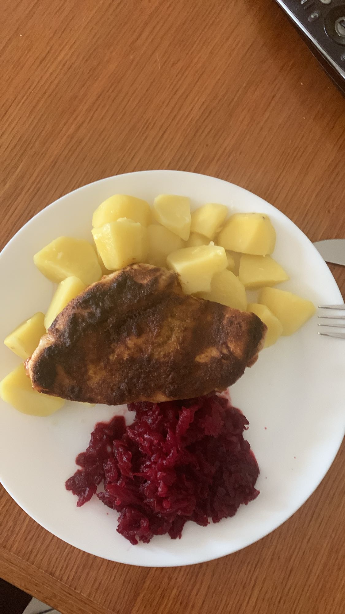 Ziemniaki z kotletem i burakami