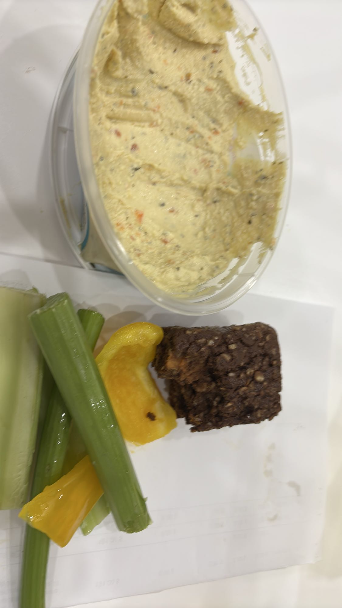 Légumes, houmous et brownie