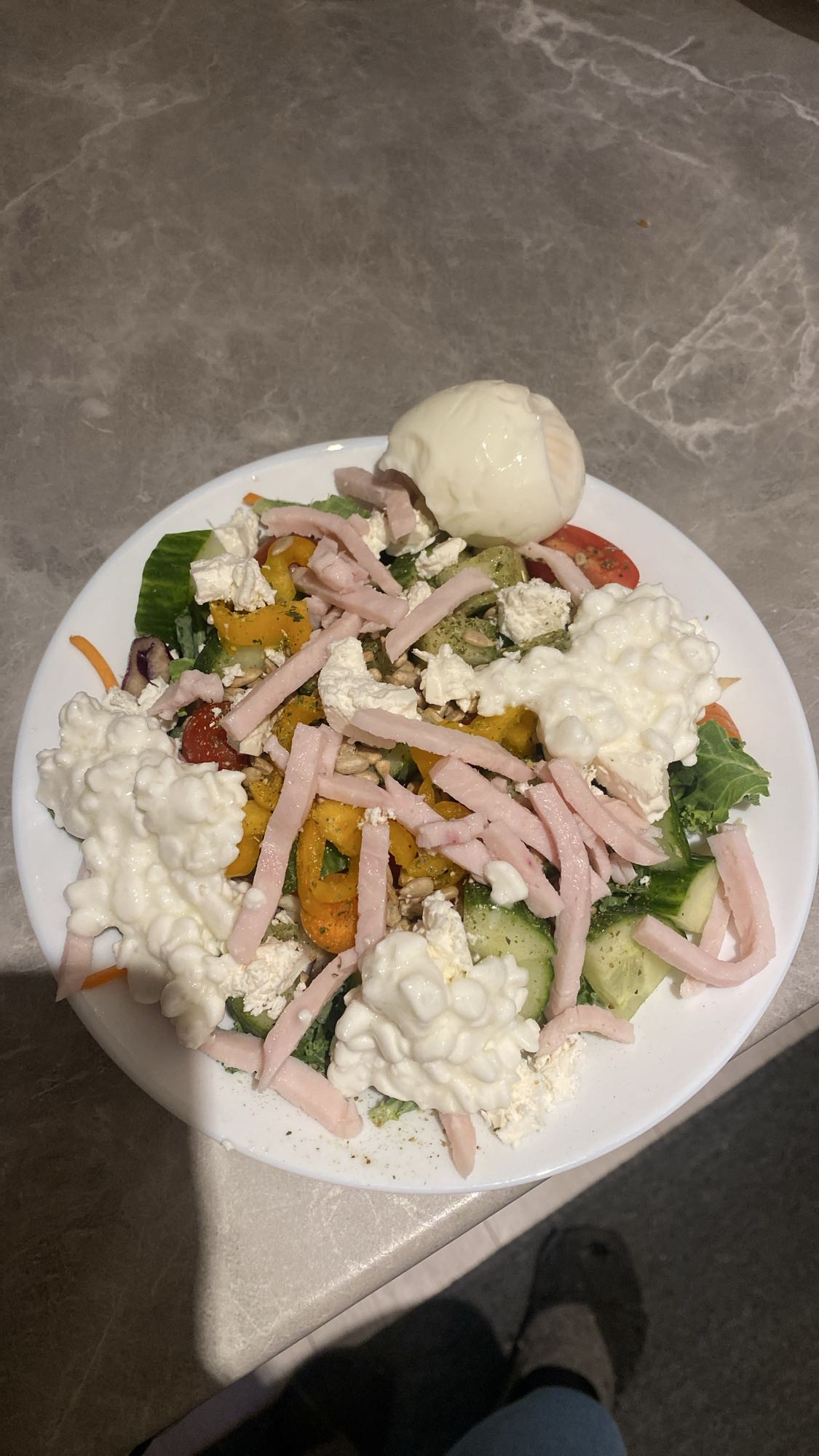 Grönsallad med ägg & kalkonskinka