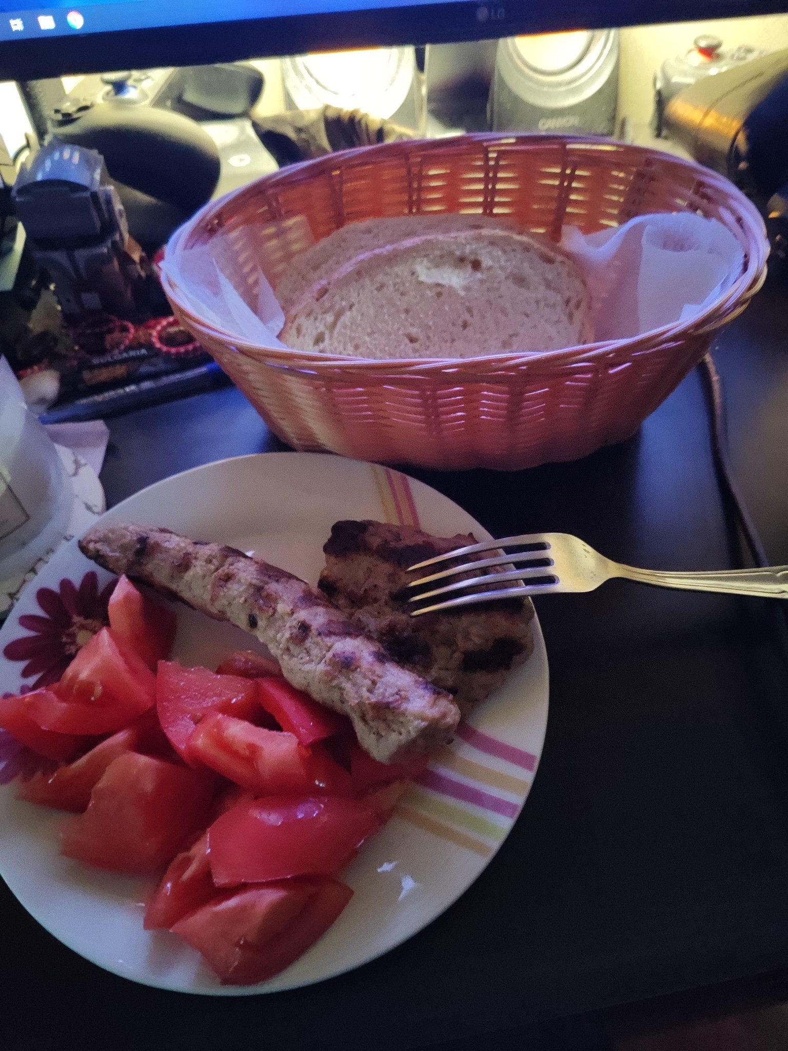 Grilled meat, bread, tomato