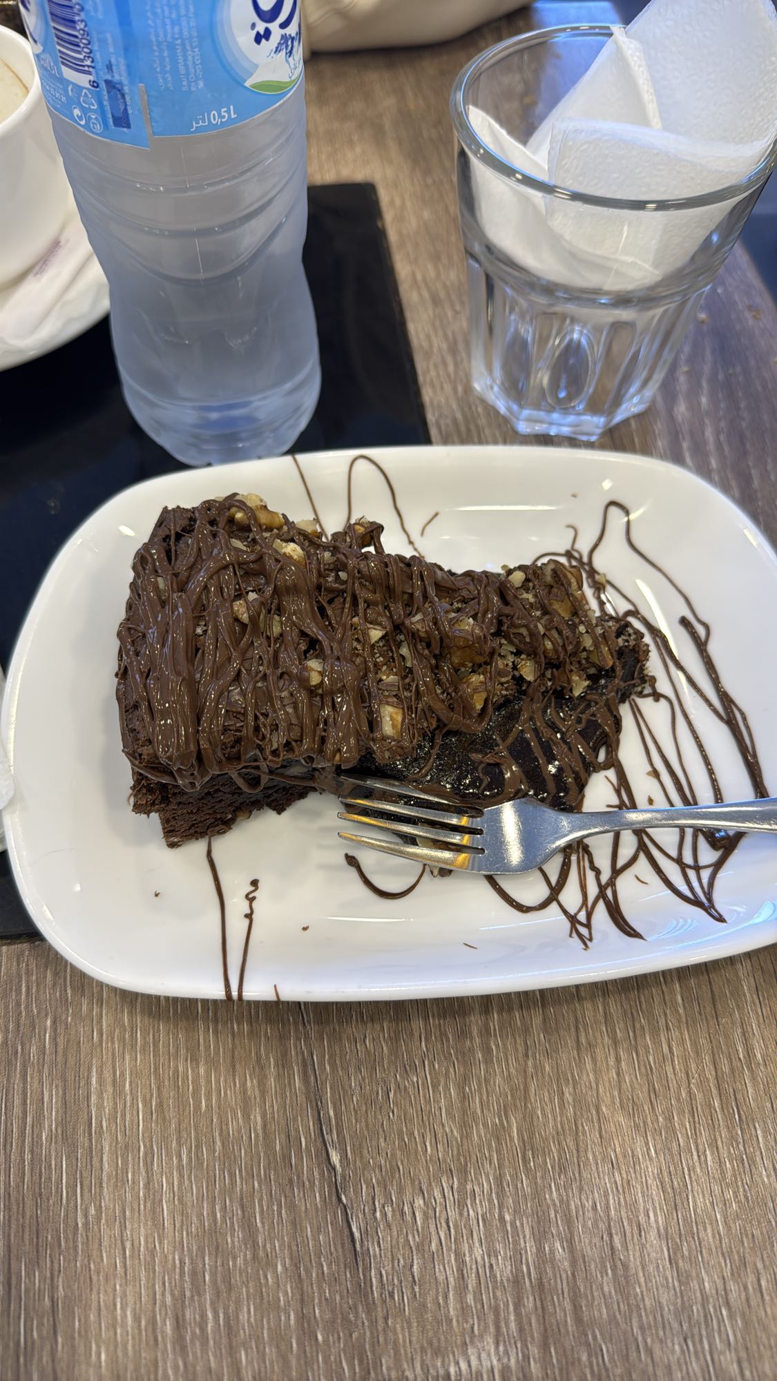 шоколадный торт с орехами