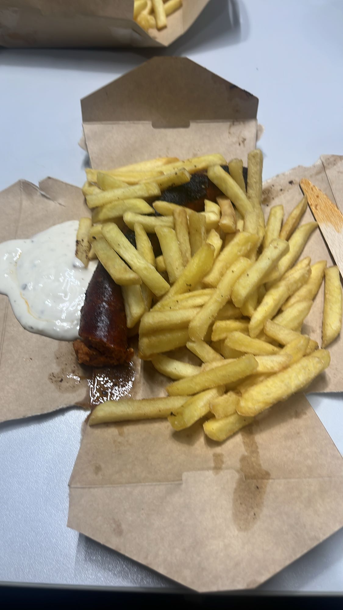 Cartofi cu cârnat și sos