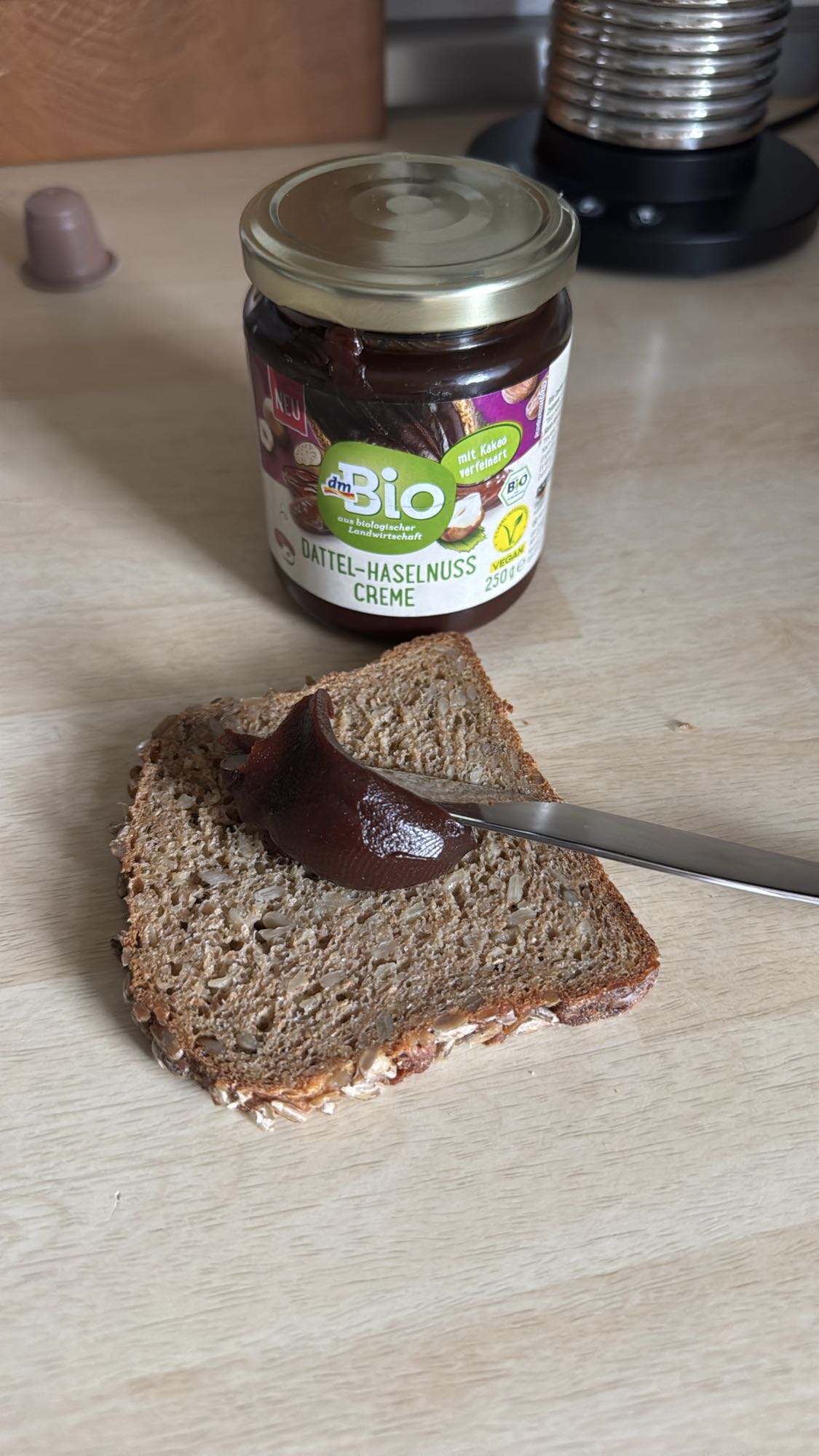 Vollkornbrot mit Dattel-Haselnuss Creme