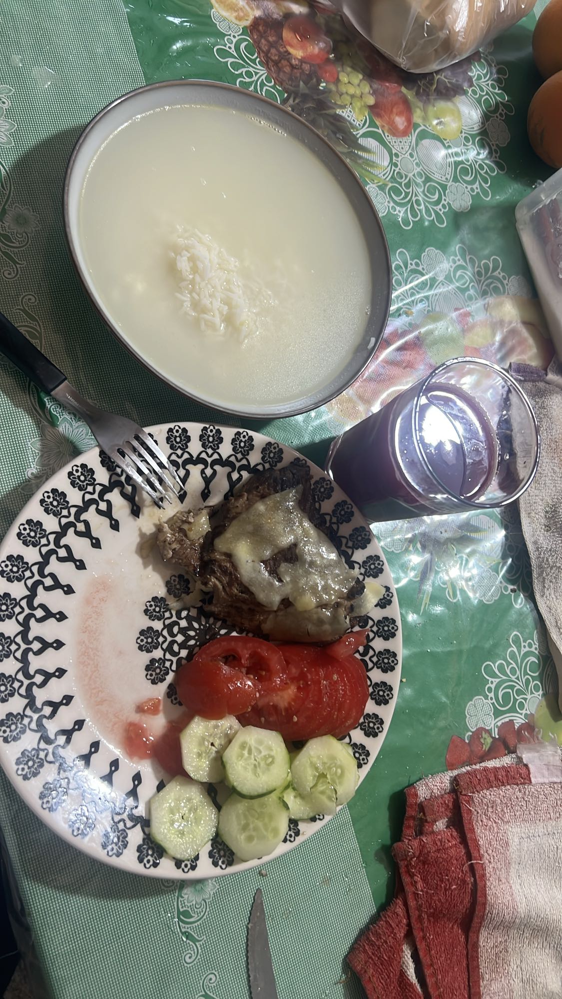 Sopa, carne y ensalada